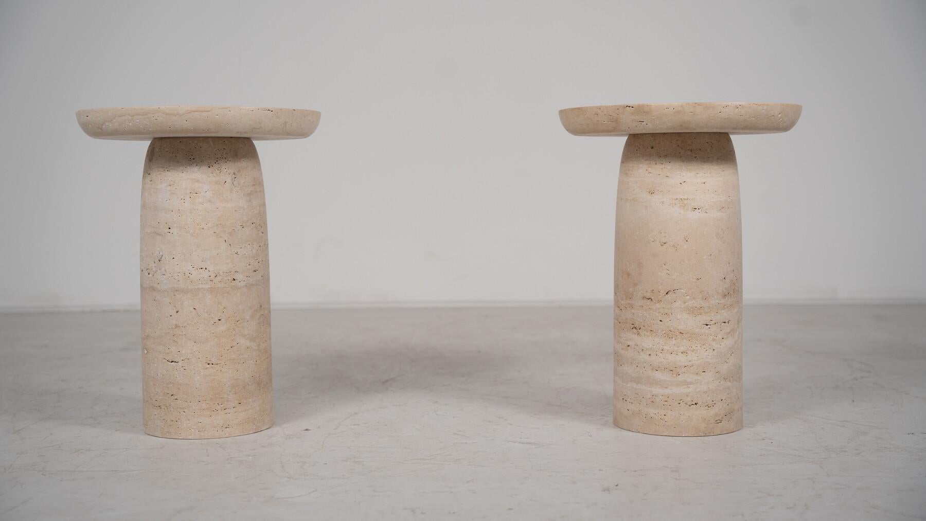 Pareja de mesas auxiliares contemporáneas de travertino, Italia Travertino en venta