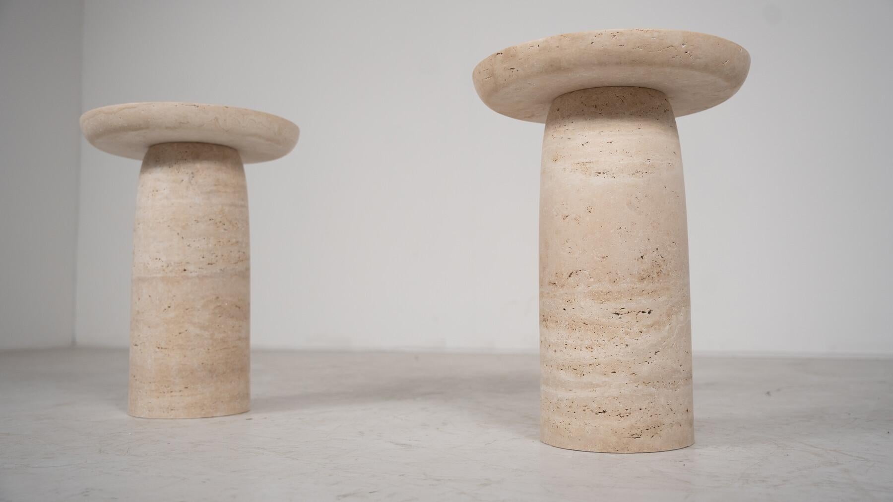 Pareja de mesas auxiliares contemporáneas de travertino, Italia en venta 3