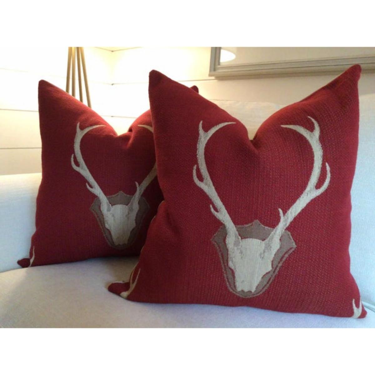 Coppia di cuscini contemporanei Uncle Buck in Red con imbottitura in piuma d'oca In condizioni Nuovo in vendita a Winder, GA