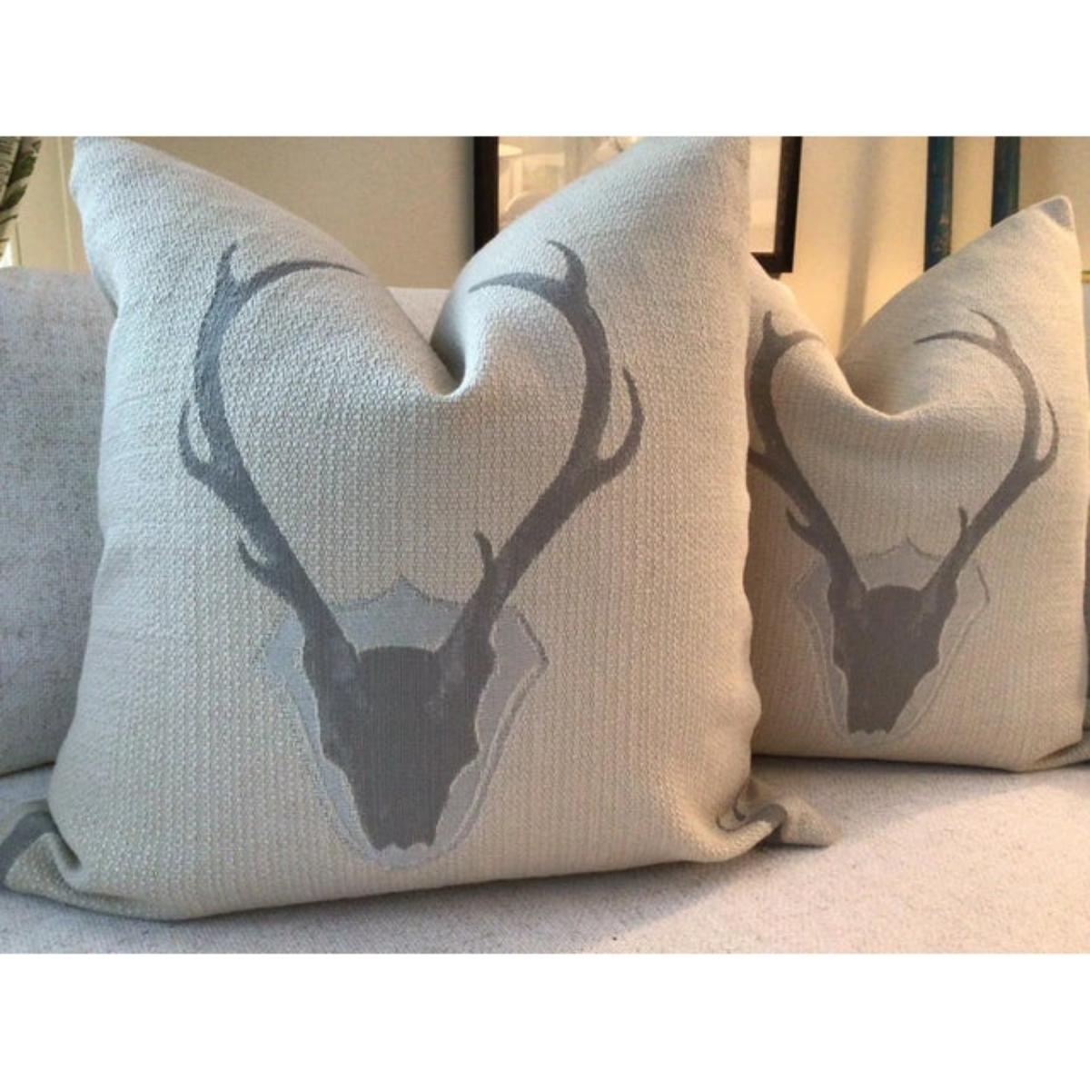 Pareja de Cojines Contemporáneos Tío Buck Cuerno de Marfil Moderno de mediados de siglo en venta