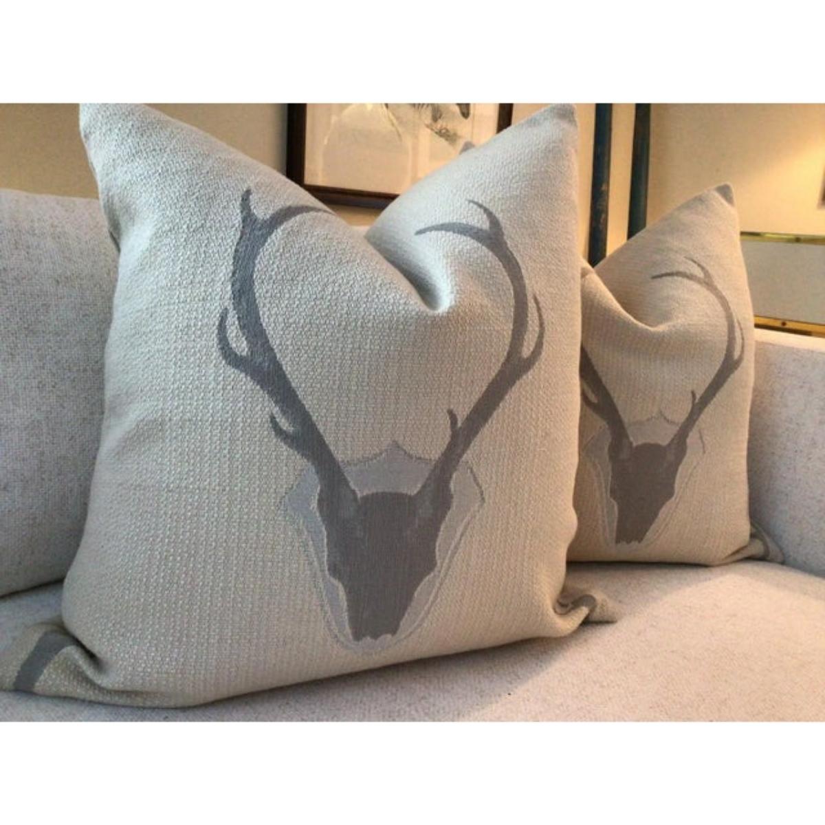 Pareja de Cojines Contemporáneos Tío Buck Cuerno de Marfil Estadounidense en venta