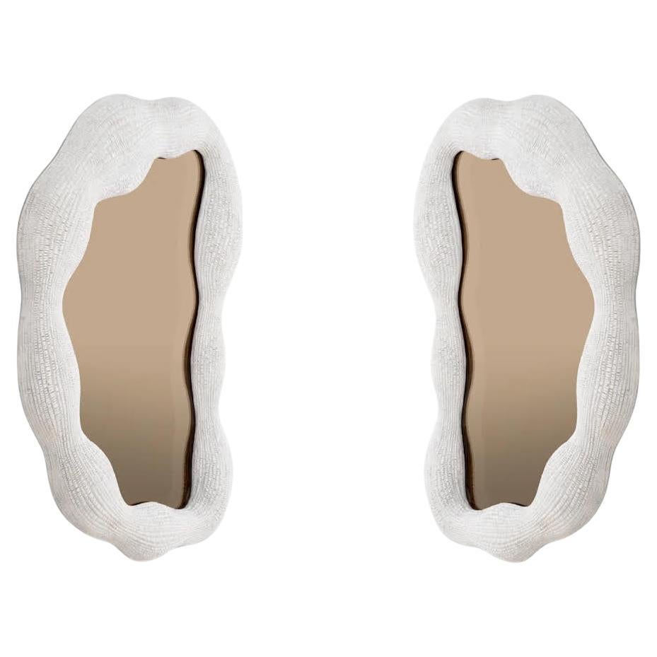 Paire de miroirs contemporains blancs, miroir couleur bronze.