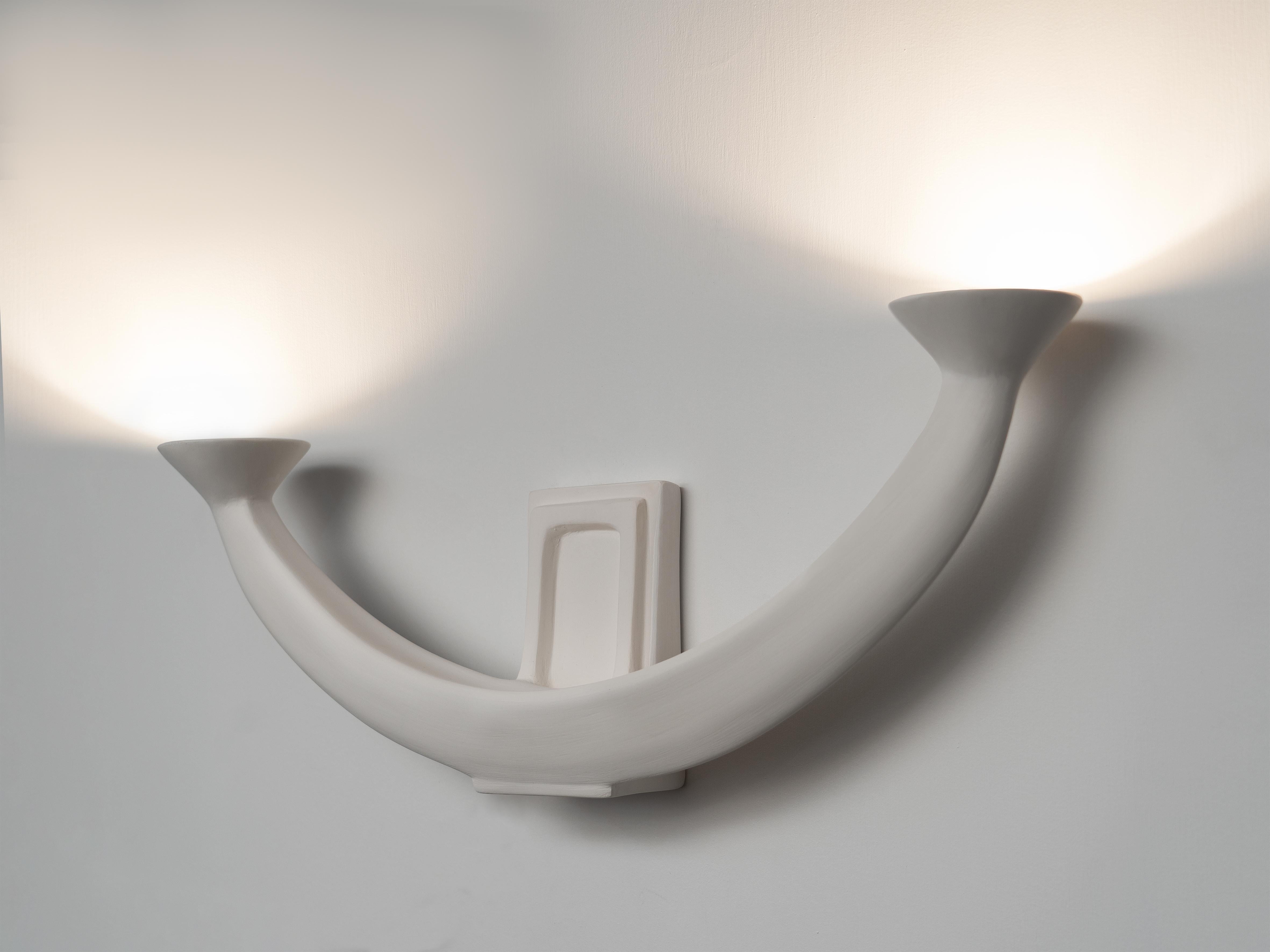 Tedesco Coppia di applique scultoree 'Isis' - Gesso bianco di Benediko in vendita