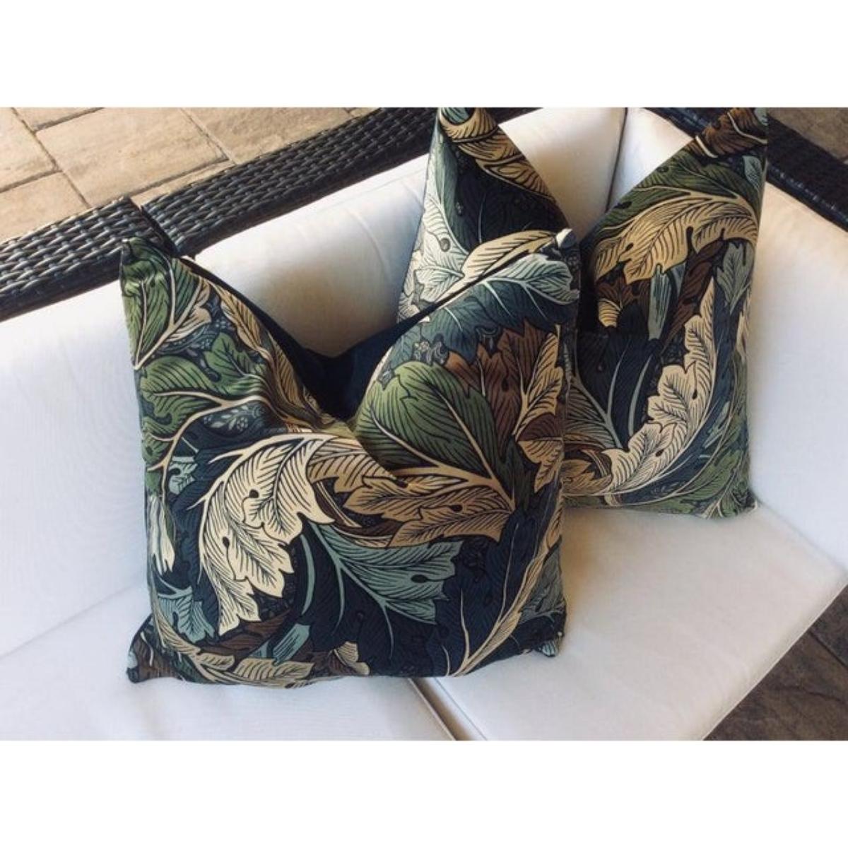 Tout simplement stupéfiante. Acanthus est un motif durable de la maison de design anglaise William Morris. Ce motif emblématique a été réinterprété ici dans un velours moelleux qui présente un motif botanique tourbillonnant dans des tons riches de