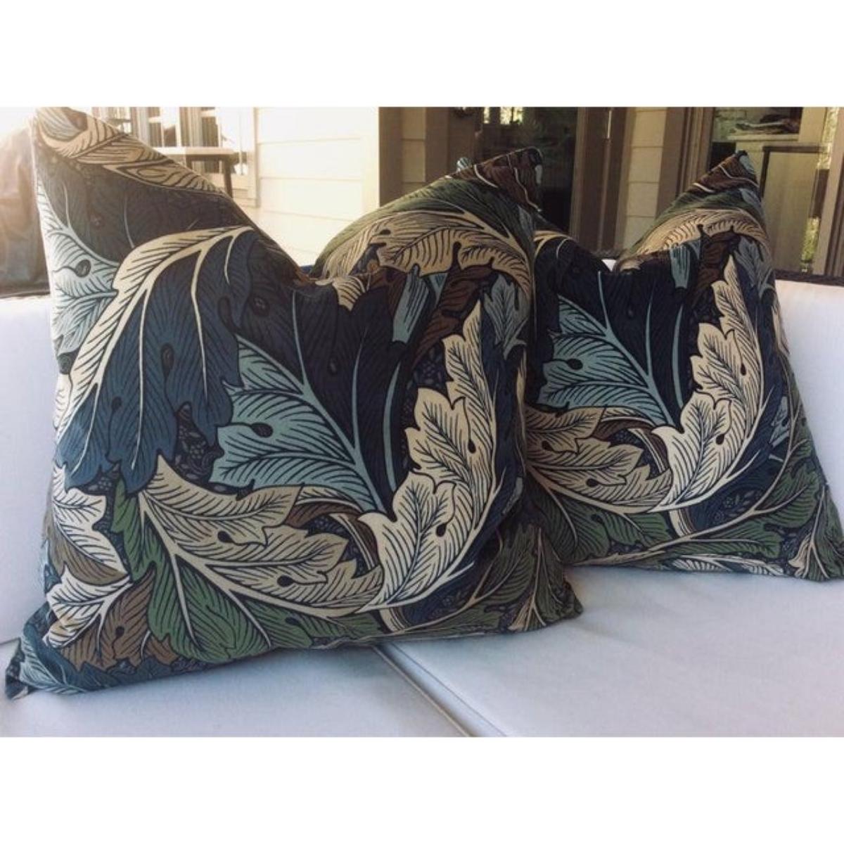 Américain Paire de coussins contemporains en velours de William Morris en vente