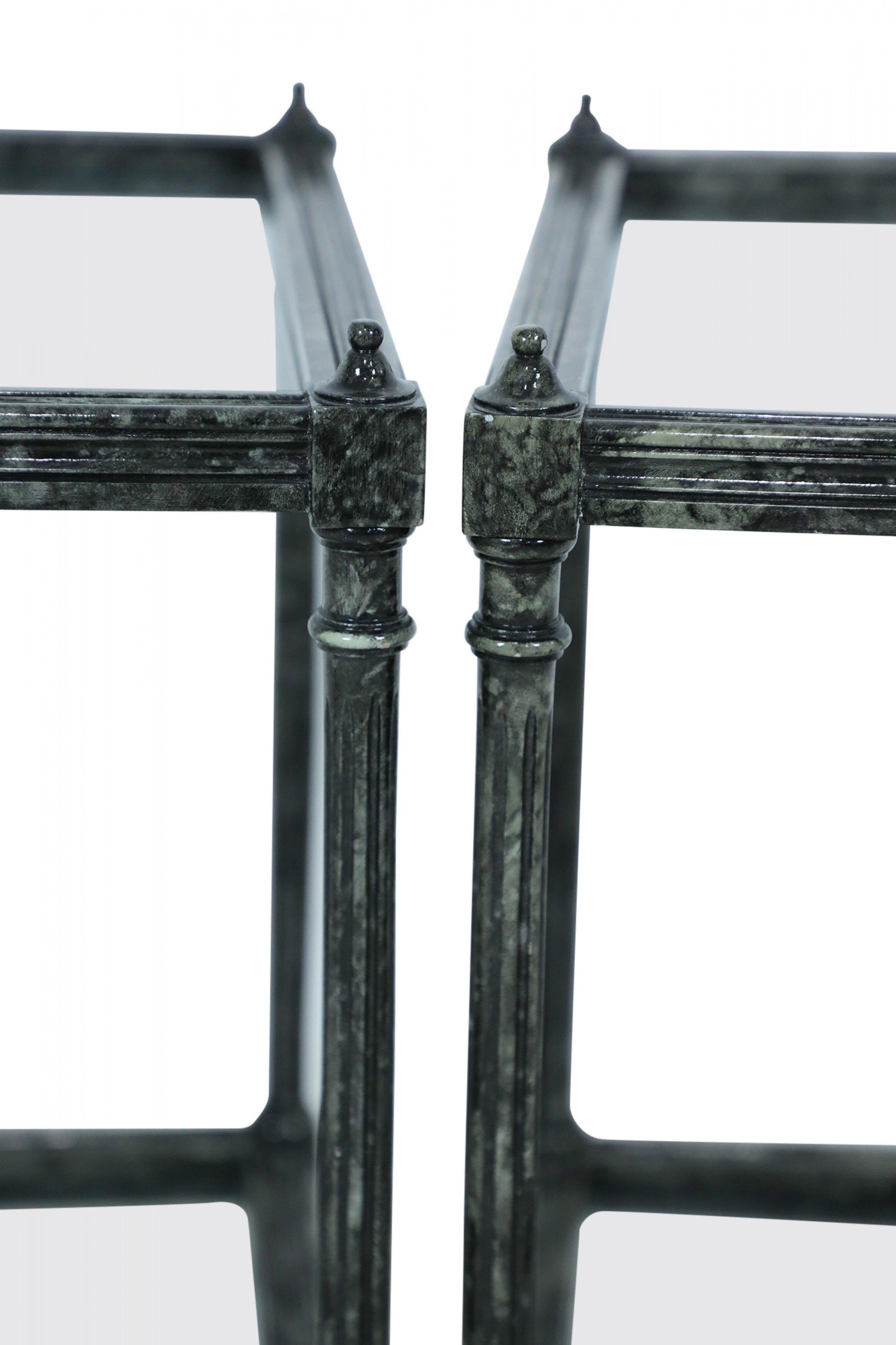 Sculpté Paire de tables d'appoint contemporaines en bois et fausses tables métalliques peintes avec dessus en verre en vente