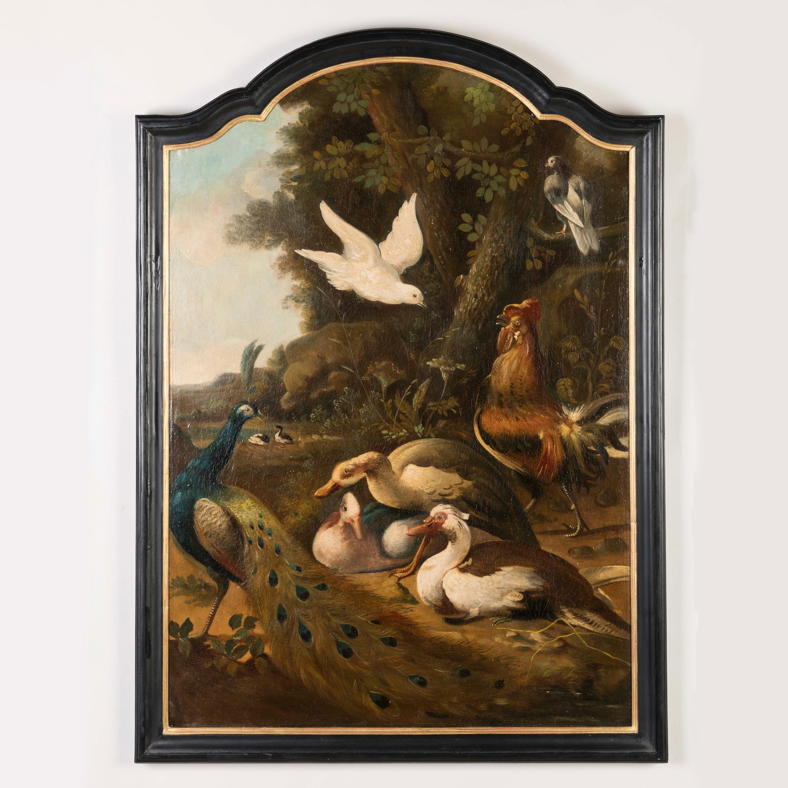 Ein Paar Gemälde, die Vögel darstellen
Nach der Art von Melchior de Hondecoeter

Die großen Gemälde in Öl auf geformter Leinwand sind in ebonisierten Rahmen mit vergoldeten Einlagen untergebracht und zeigen exotische und heimische Vögel in