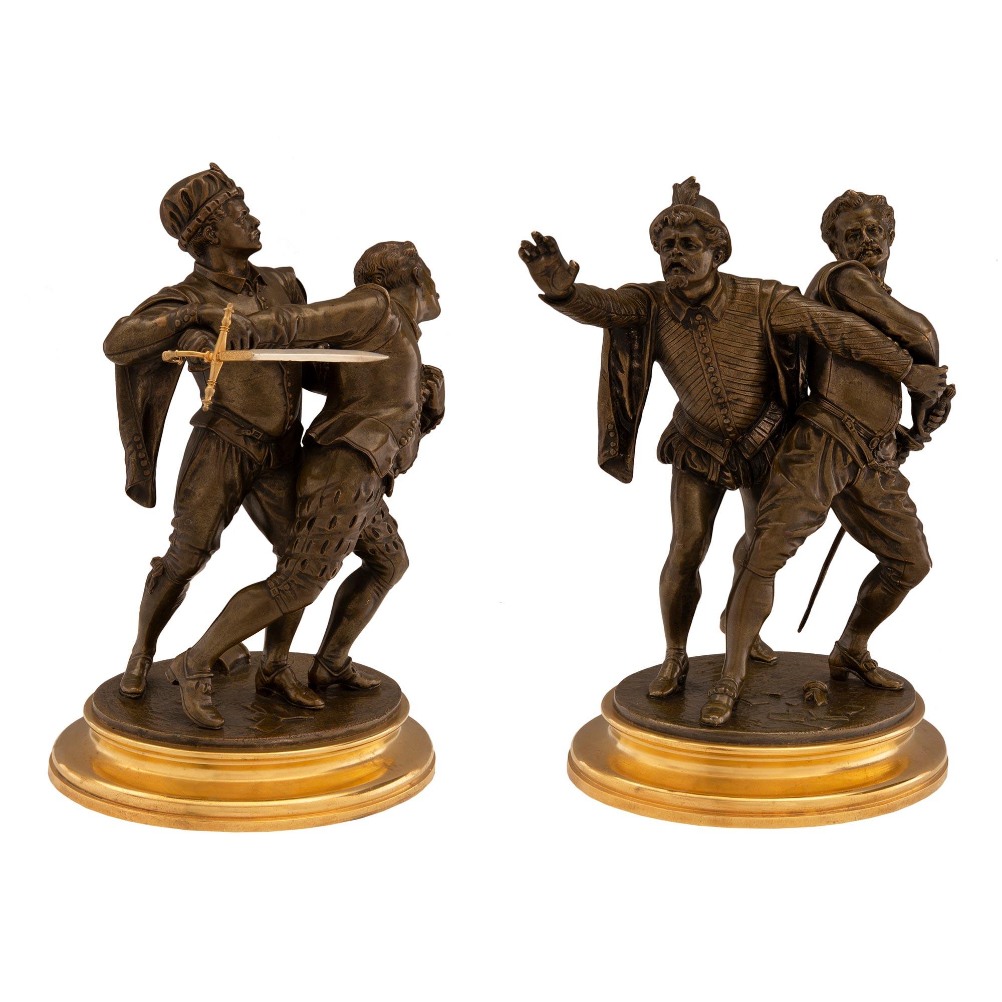 Una bella coppia di statue in bronzo patinato e argentato e ormolu del XIX secolo, di alta qualità e di piccole dimensioni, firmate E le Guill. Ogni statua è sollevata da una base circolare in ormolu screziato con un disegno simile a un terreno dove