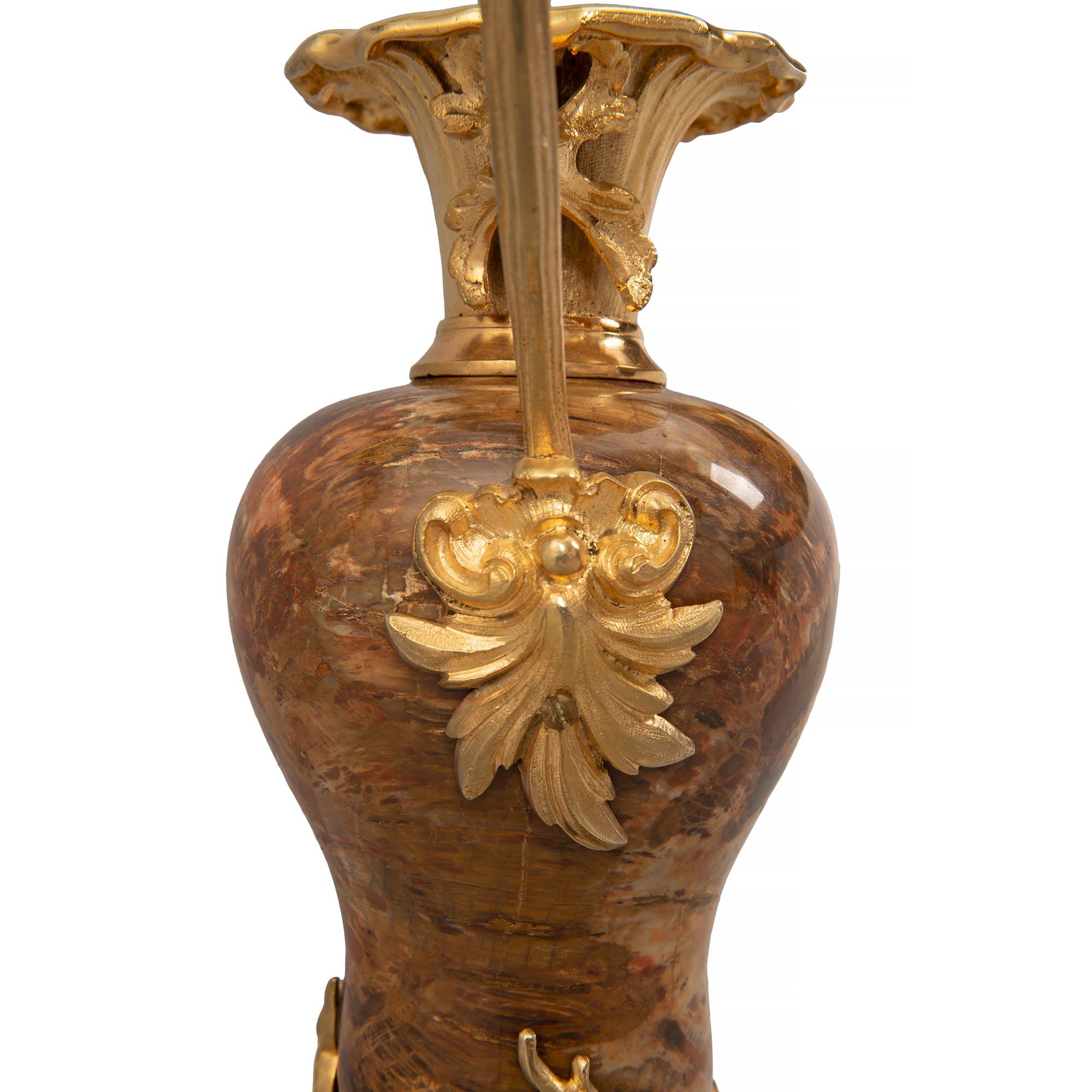Ein Paar kontinentale Louis-XVI-Kerzenständer-Vasen aus dem 19. Jahrhundert im Angebot 4