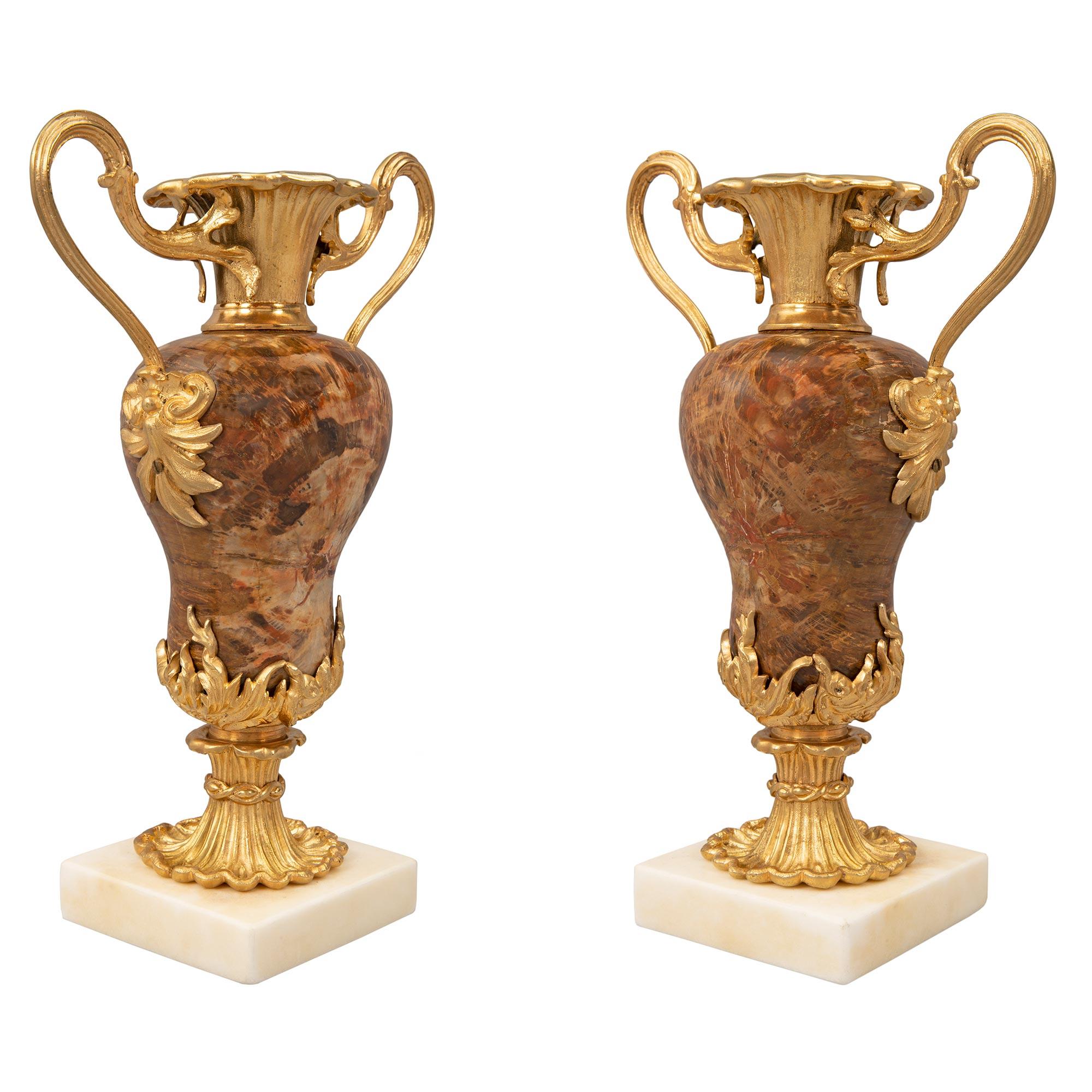 Inconnu Paire de vases/bougeoirs continentaux Louis XVI du XIXe siècle en vente