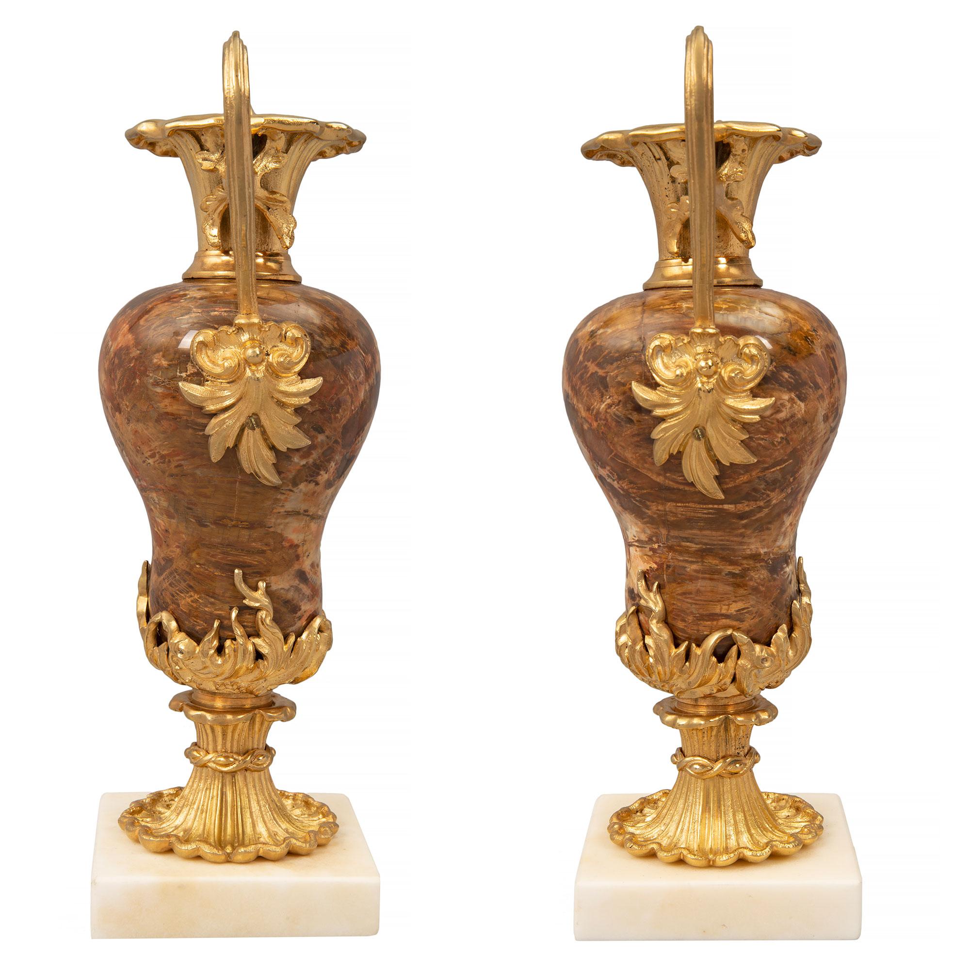 Paire de vases/bougeoirs continentaux Louis XVI du XIXe siècle Bon état - En vente à West Palm Beach, FL