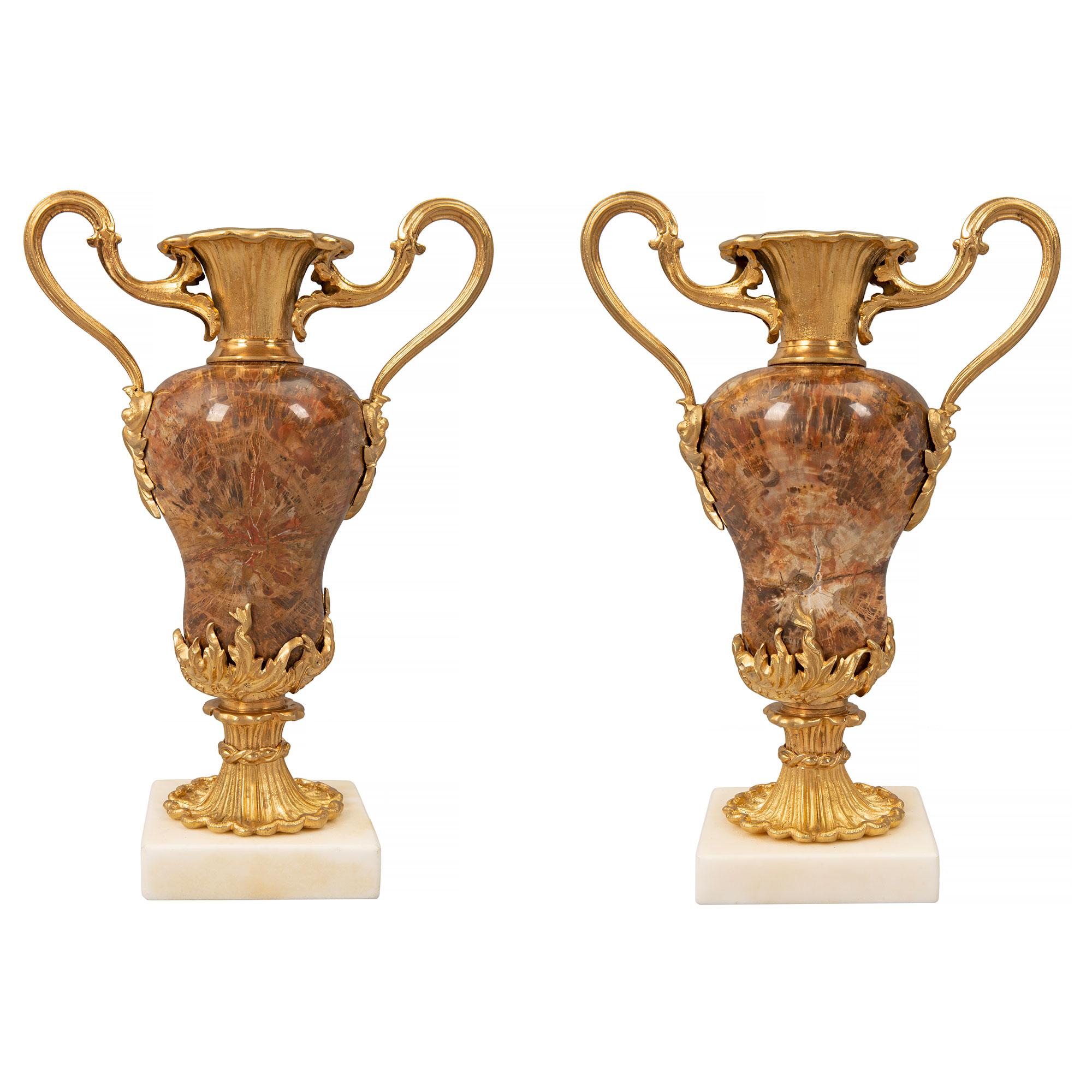 Bronze doré Paire de vases/bougeoirs continentaux Louis XVI du XIXe siècle en vente