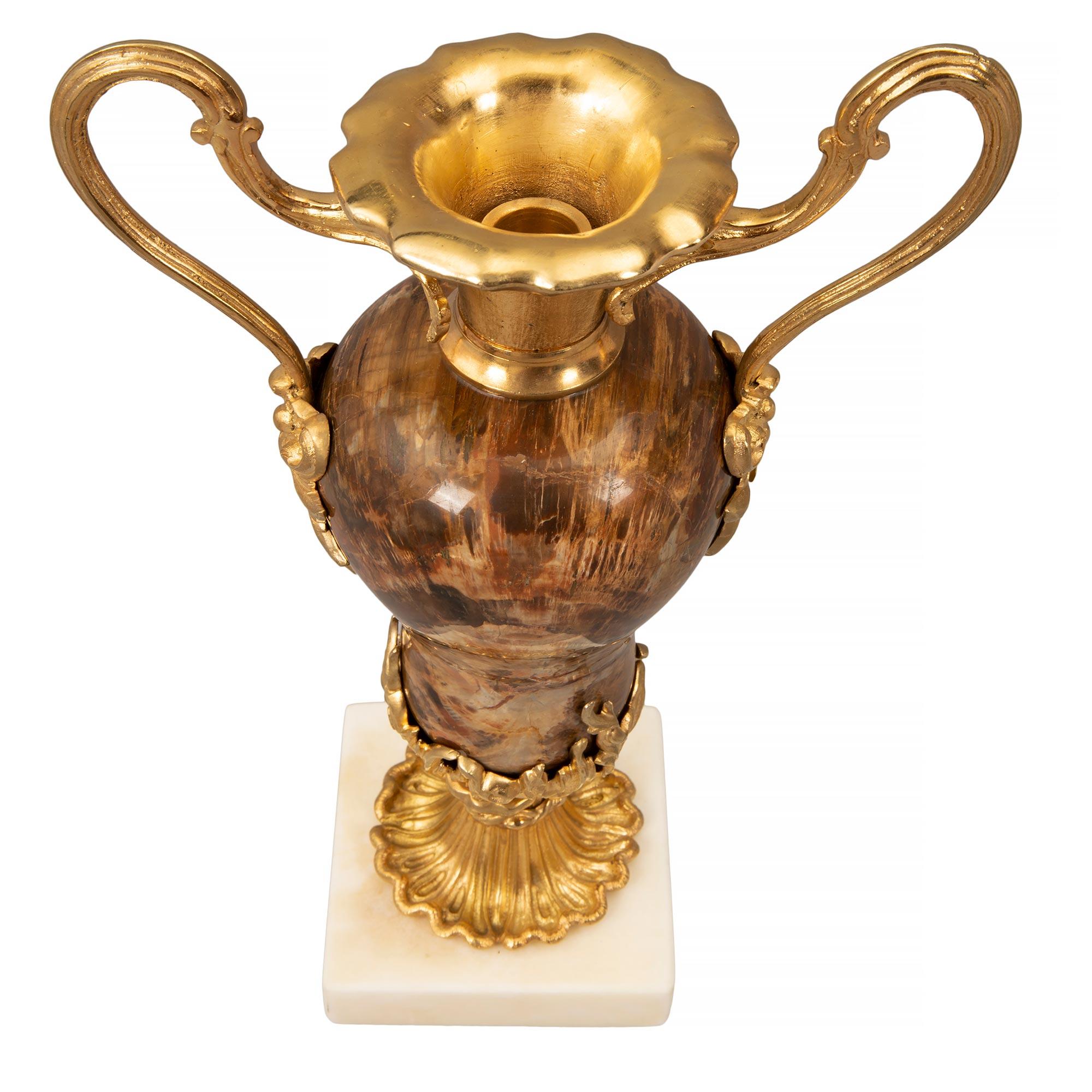 Paire de vases/bougeoirs continentaux Louis XVI du XIXe siècle en vente 1