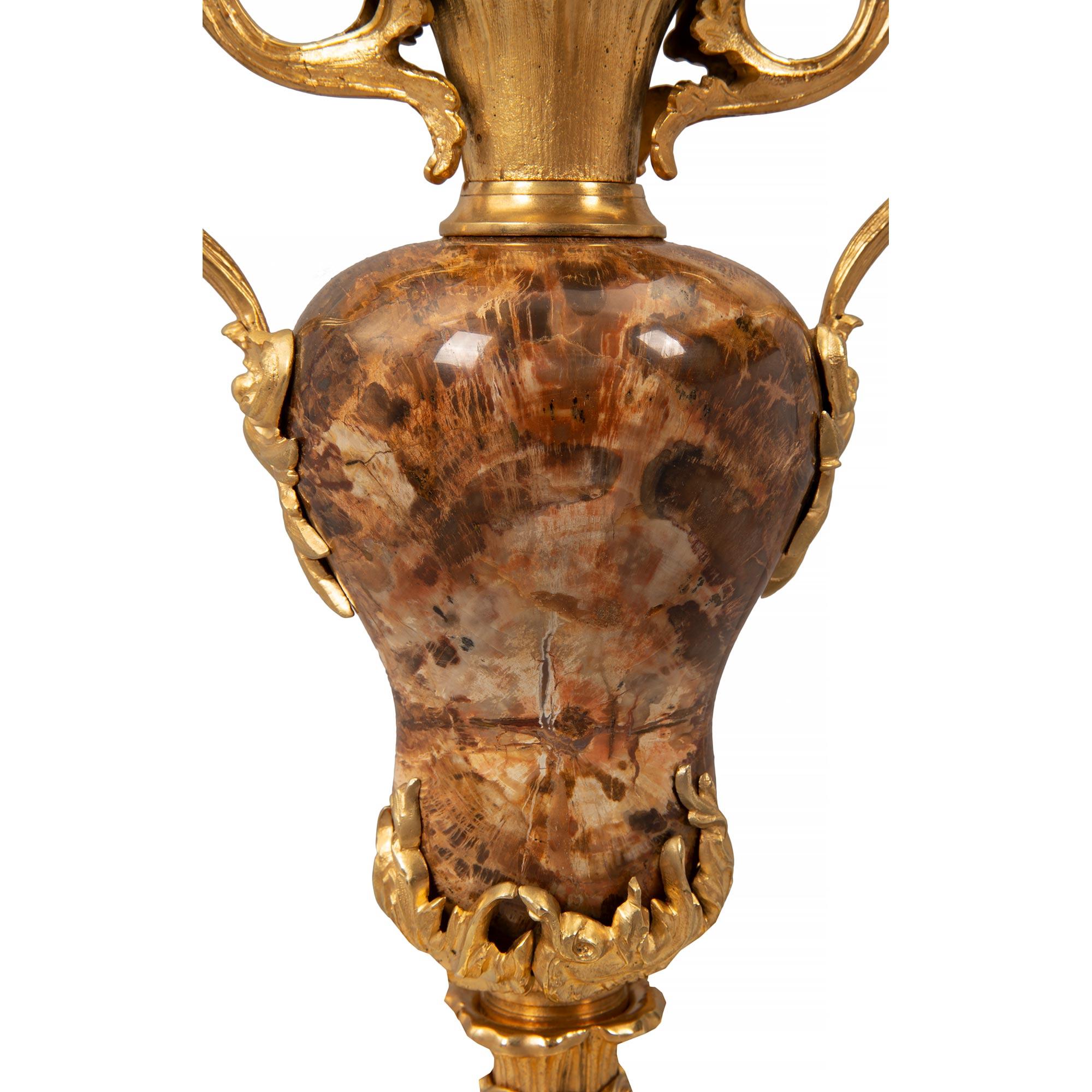 Ein Paar kontinentale Louis-XVI-Kerzenständer-Vasen aus dem 19. Jahrhundert im Angebot 1