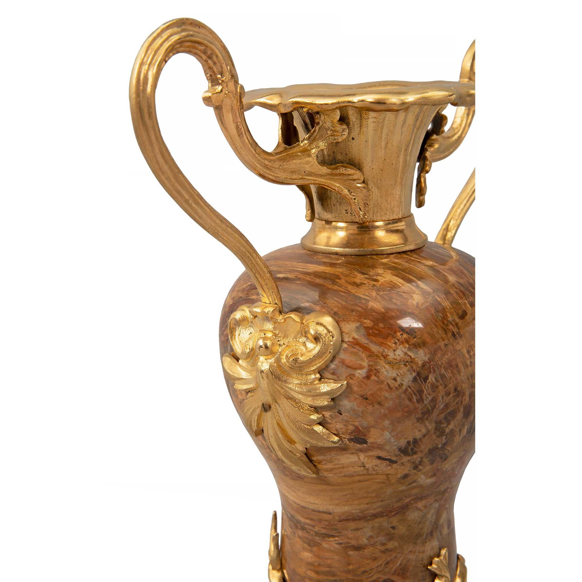 Paire de vases/bougeoirs continentaux Louis XVI du XIXe siècle en vente 4