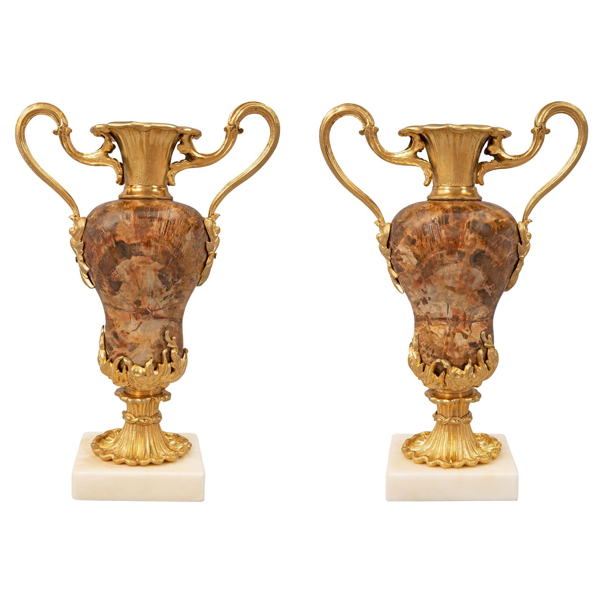 Paire de vases/bougeoirs continentaux Louis XVI du XIXe siècle en vente