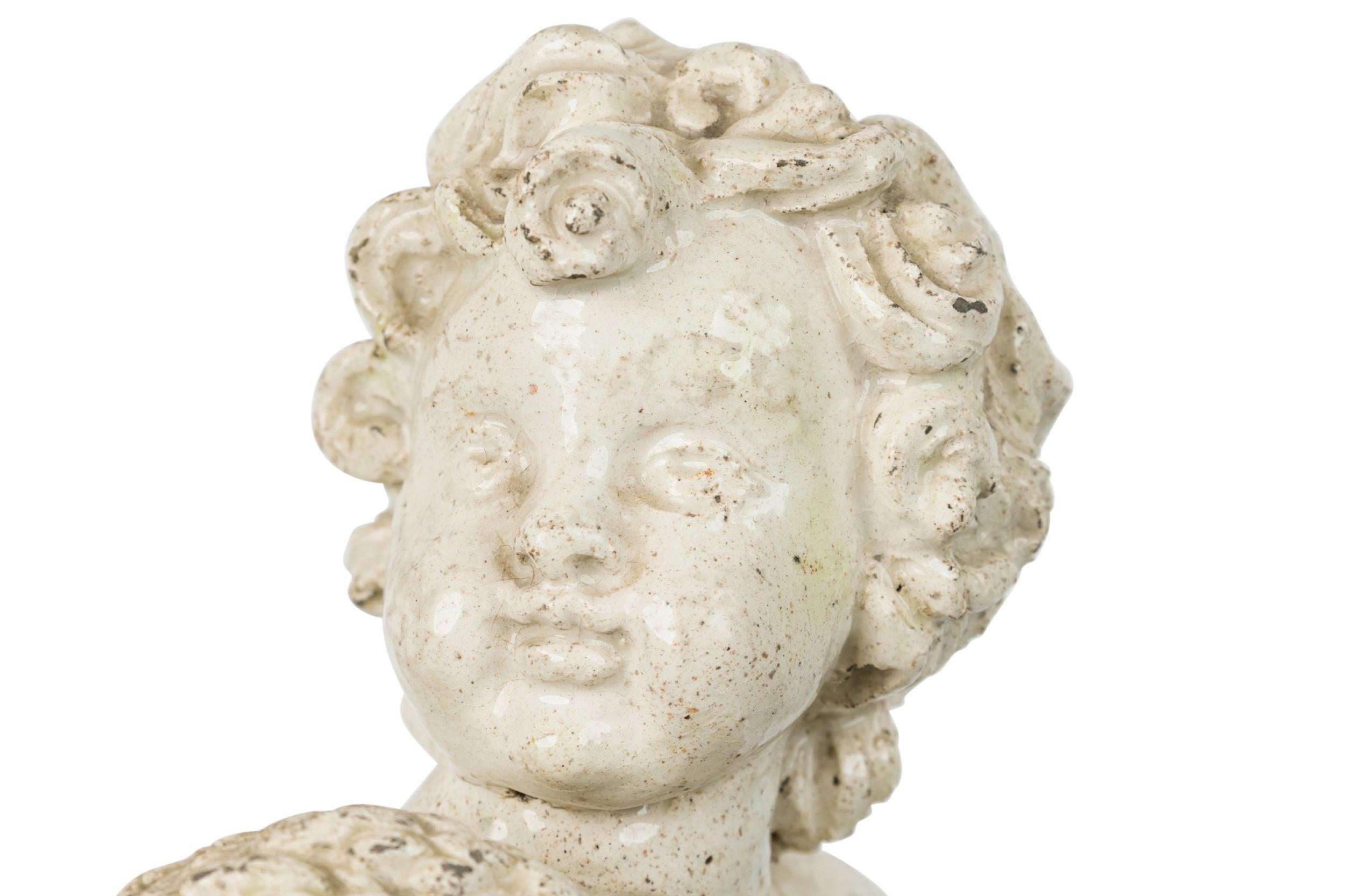 Coppia di figure in maiolica continentale del XIX secolo in vendita 6
