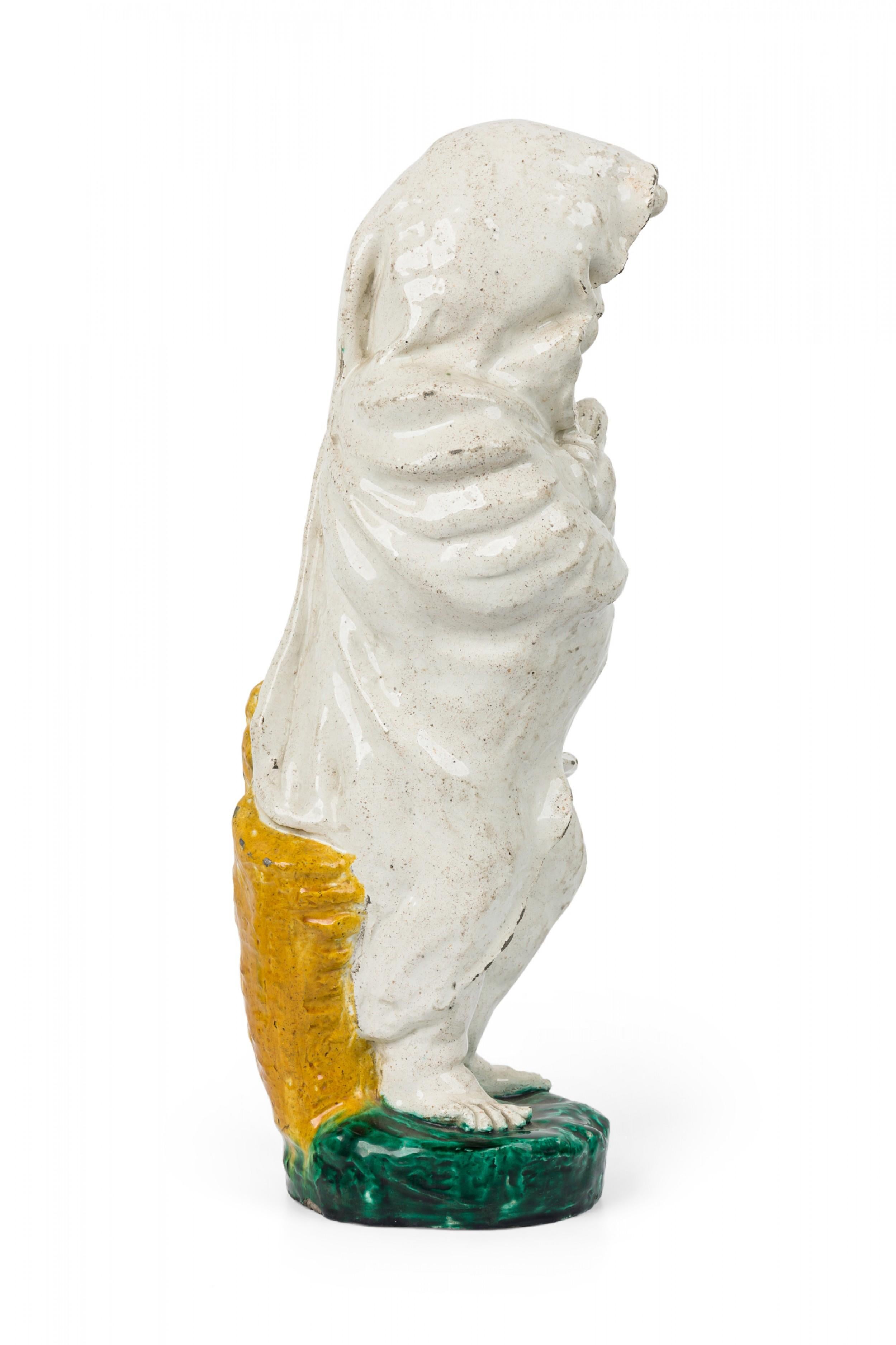 Smaltato Coppia di figure in maiolica continentale del XIX secolo in vendita