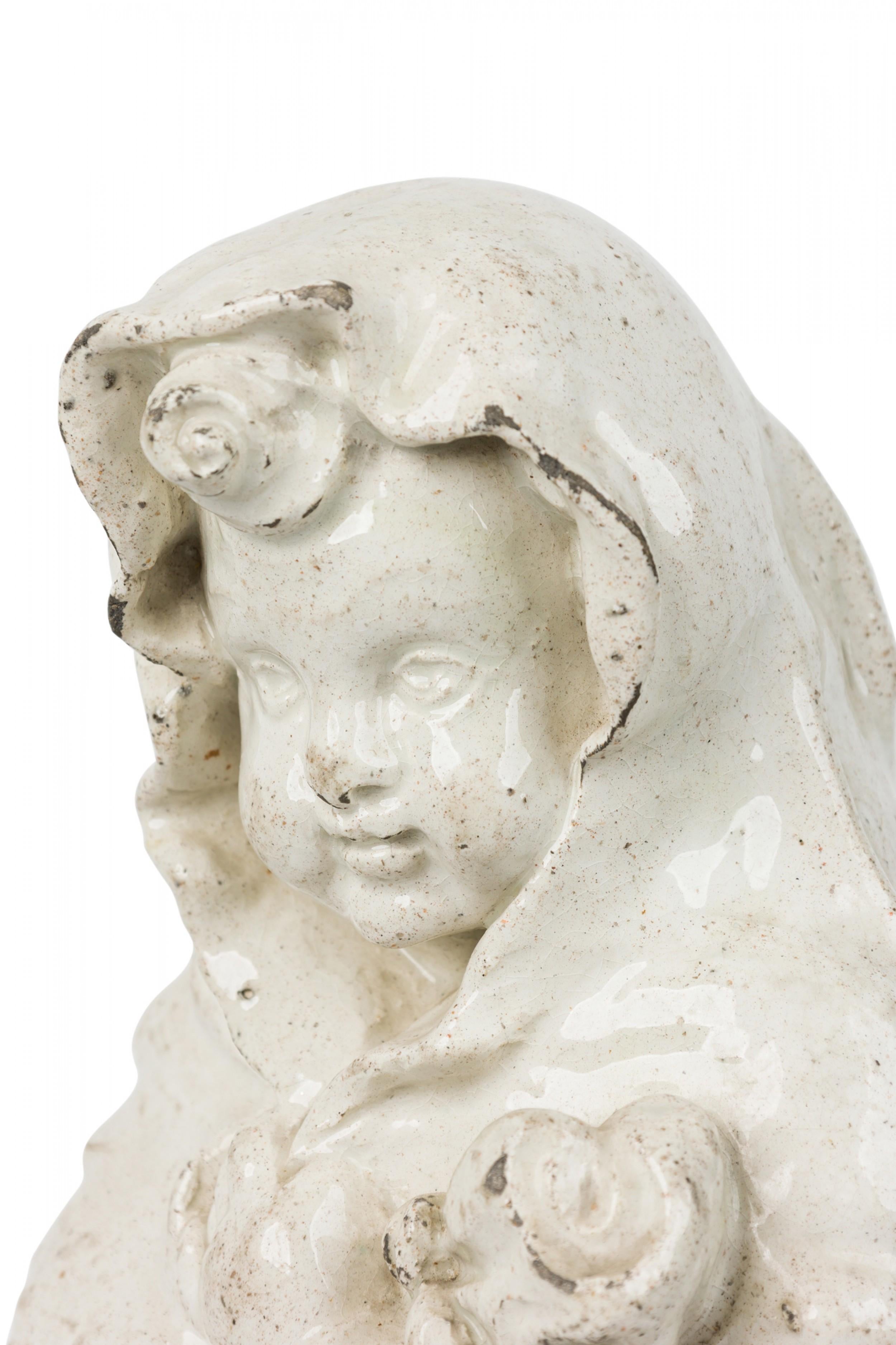 Coppia di figure in maiolica continentale del XIX secolo In condizioni buone in vendita a Queens, NY