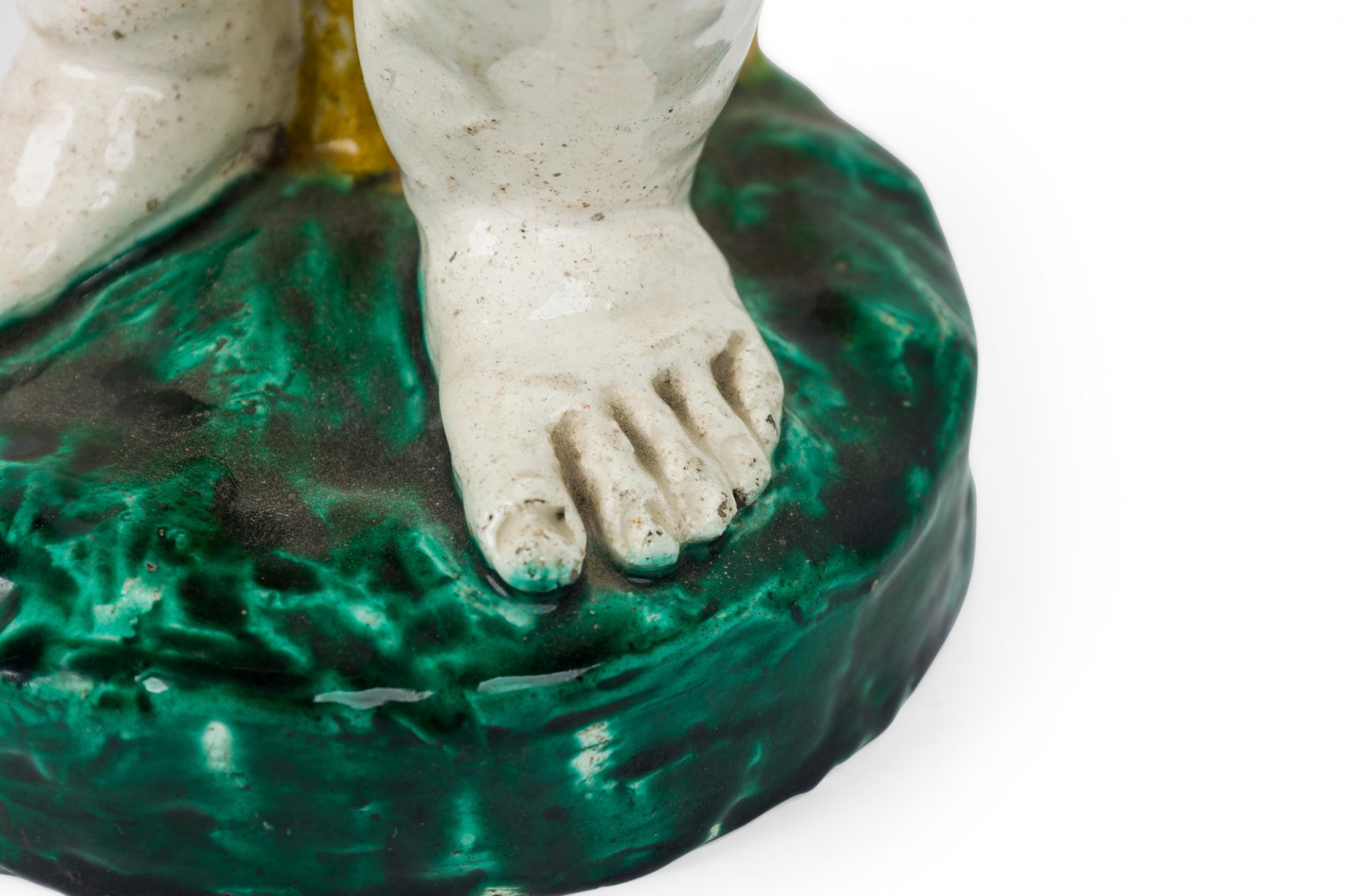 Coppia di figure in maiolica continentale del XIX secolo in vendita 1