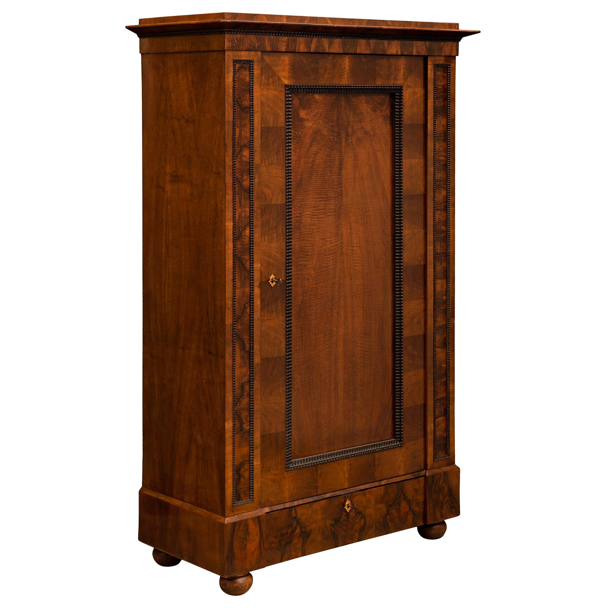 Neoclassico Coppia di armadi in legno di noce e frutta del XIX secolo neoclassico continentale in vendita