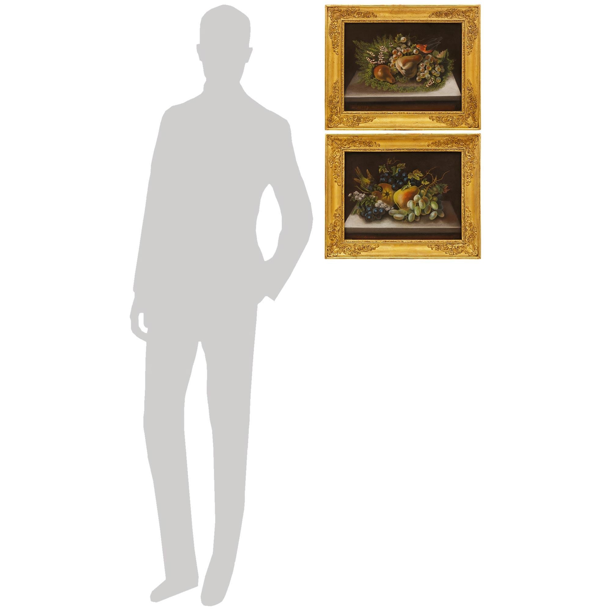 Une paire élégante et de grande qualité de peintures à l'huile sur toile et bois doré du XIXe siècle continental. Chaque superbe nature morte au pastel est placée dans son cadre d'origine en bois doré, richement sculpté de rinceaux et de branches