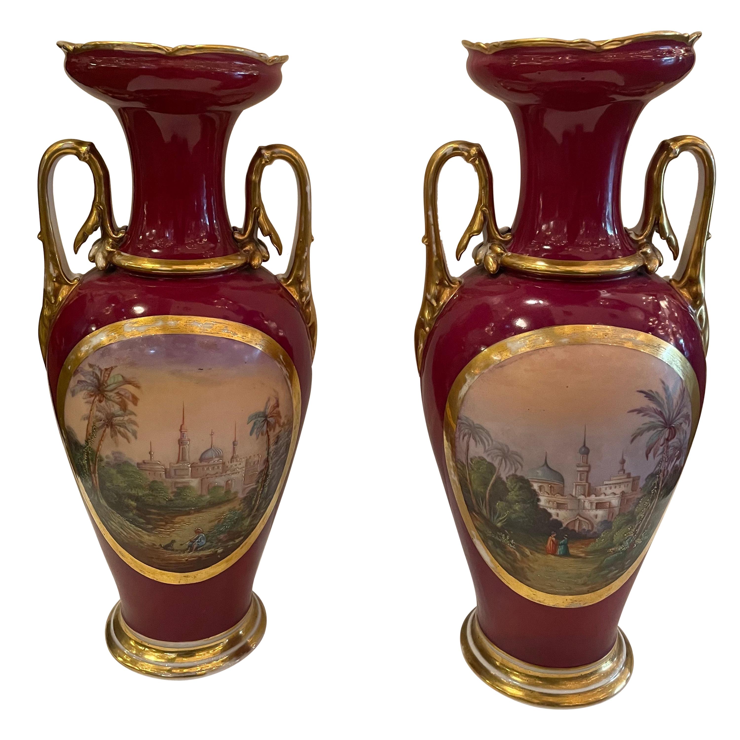 Paire de vases continentaux en porcelaine à poignée en forme de balustre