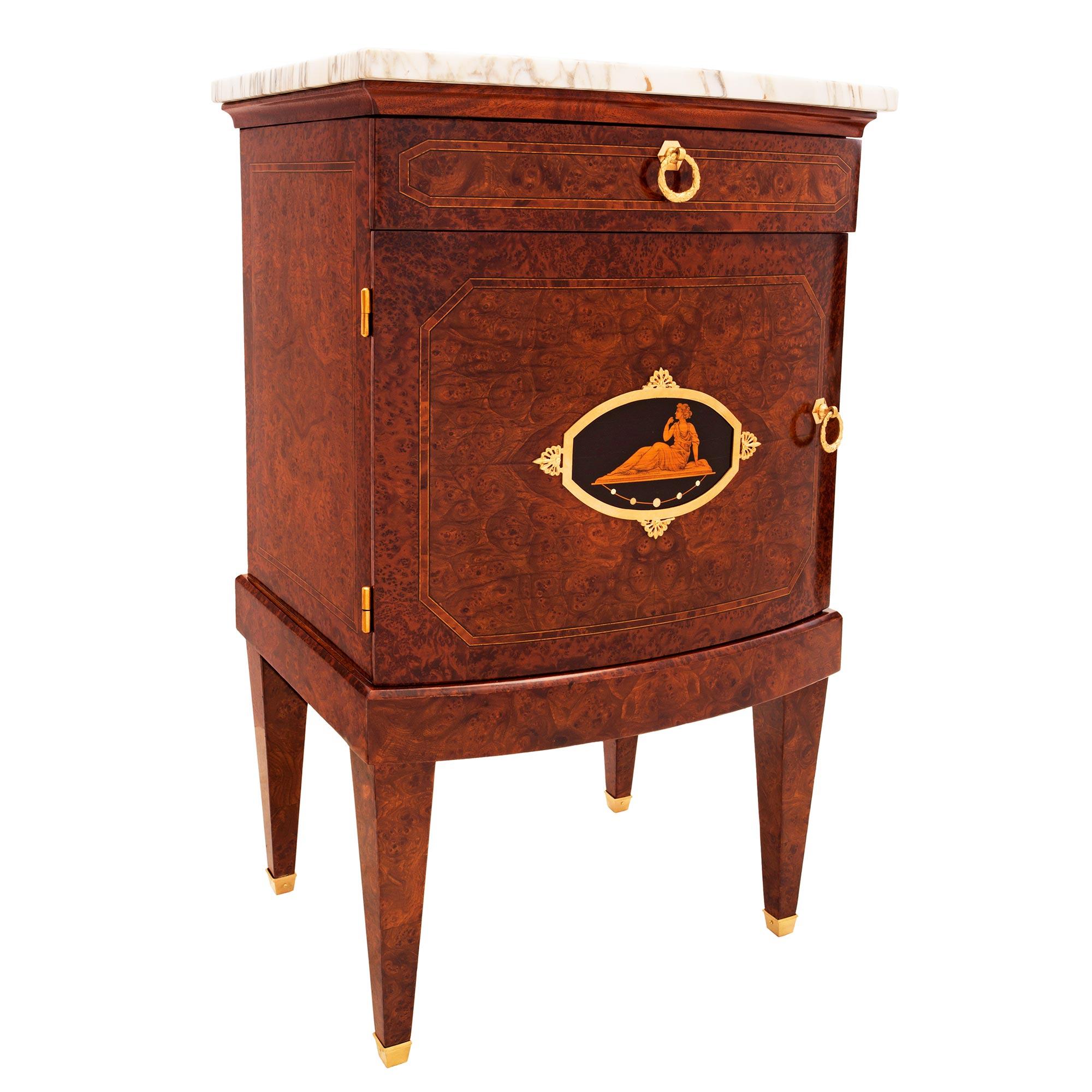 Inconnu Paire de tables d'appoint continentales de style Biedermeier à un tiroir et une porte en vente