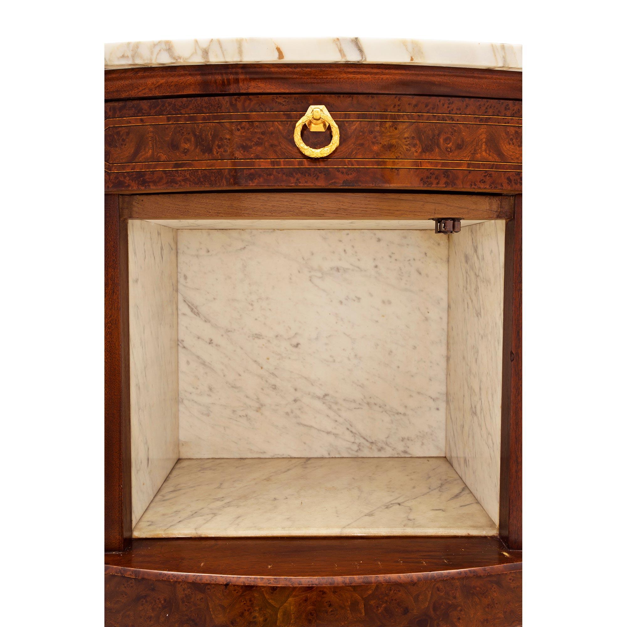 XIXe siècle Paire de tables d'appoint continentales de style Biedermeier à un tiroir et une porte en vente