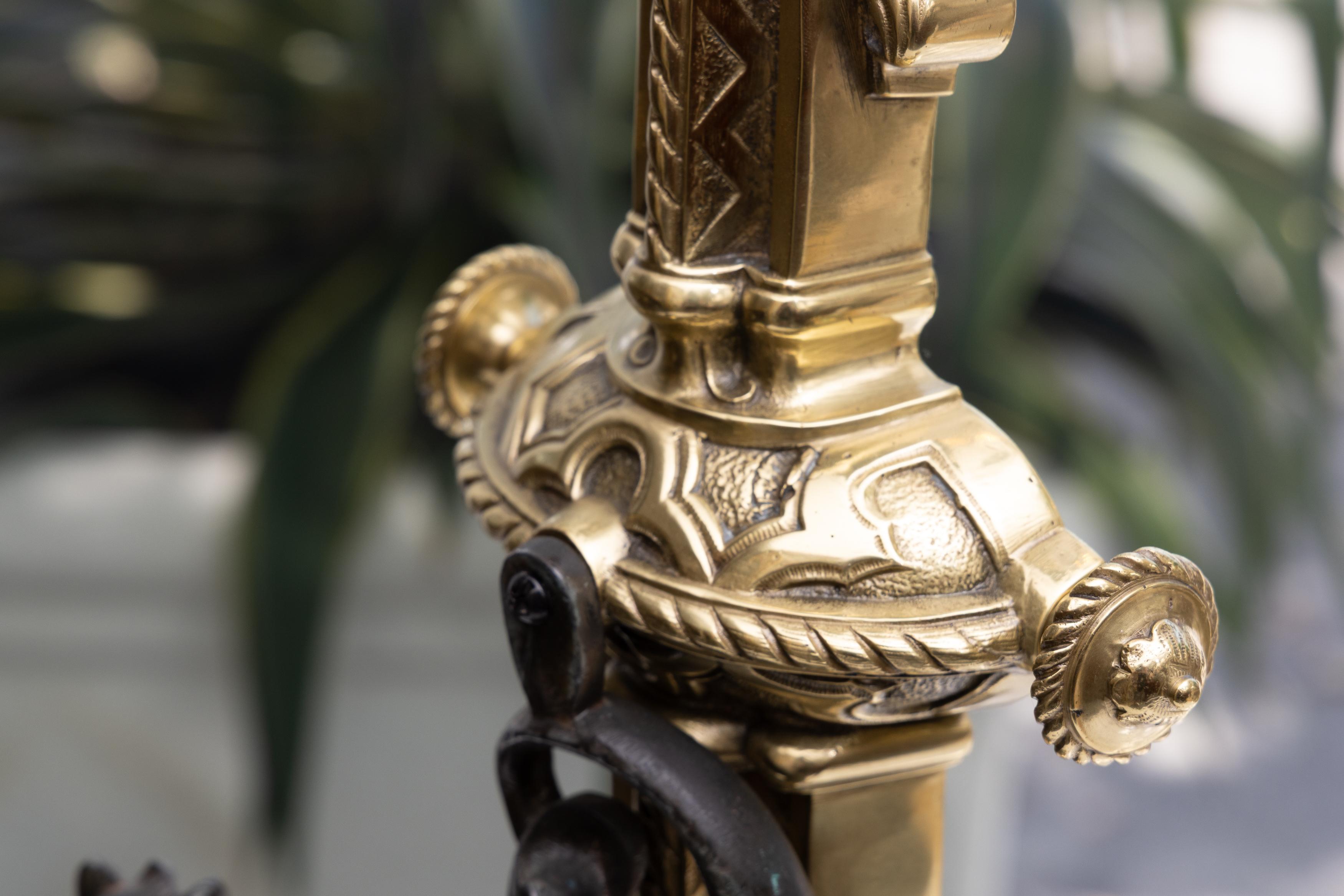 Si tratta di un maestoso set di candelabri in ottone e bronzo in stile gotico inglese del XIX secolo.  Il gambo dello scettro ornato è impreziosito da un serpente alato, che poggia su una struttura di tipo cattedrale.