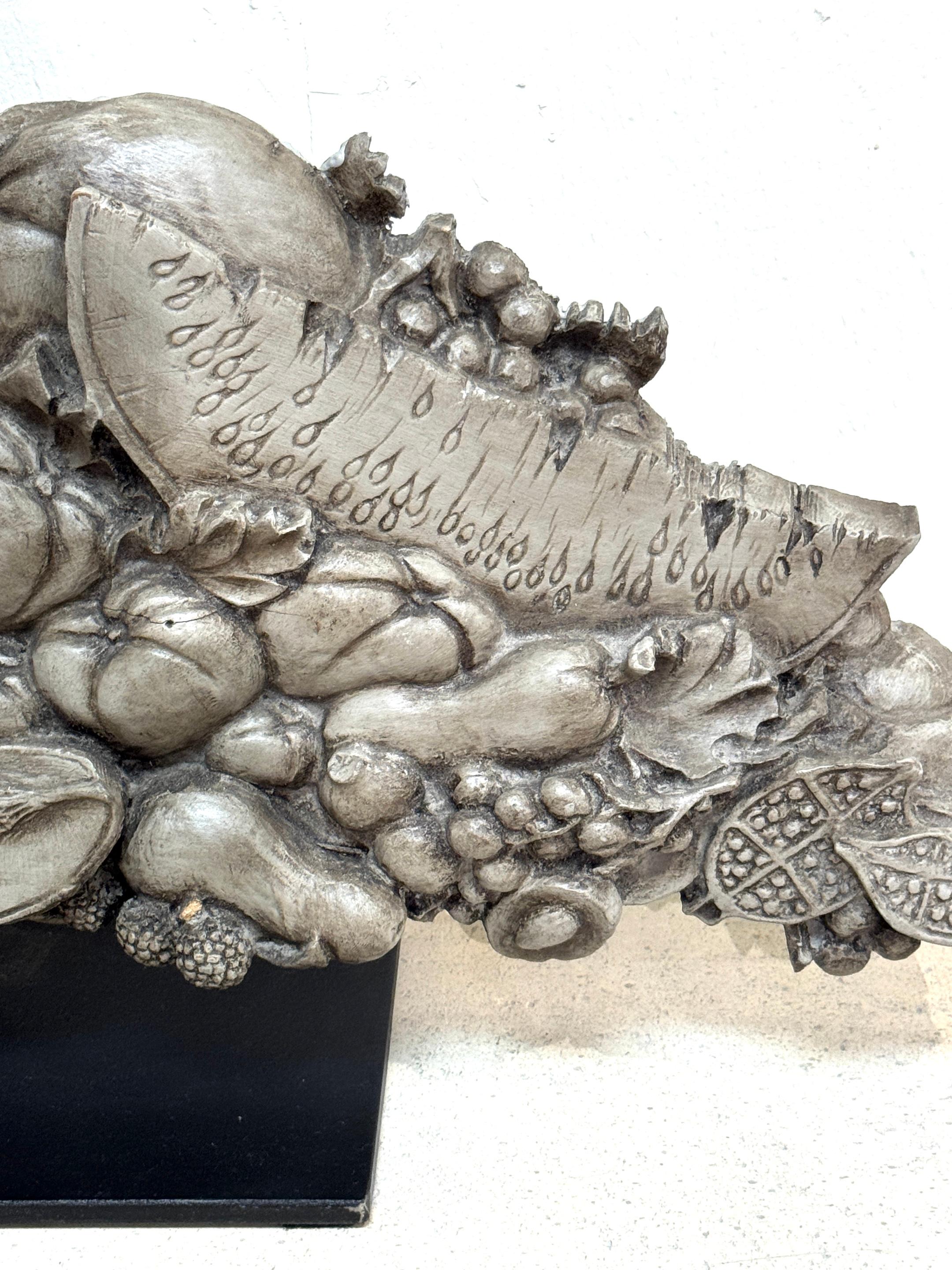 Paire de cornes d'abondance en bois sculpté et polychromé, 19e siècle en vente 2