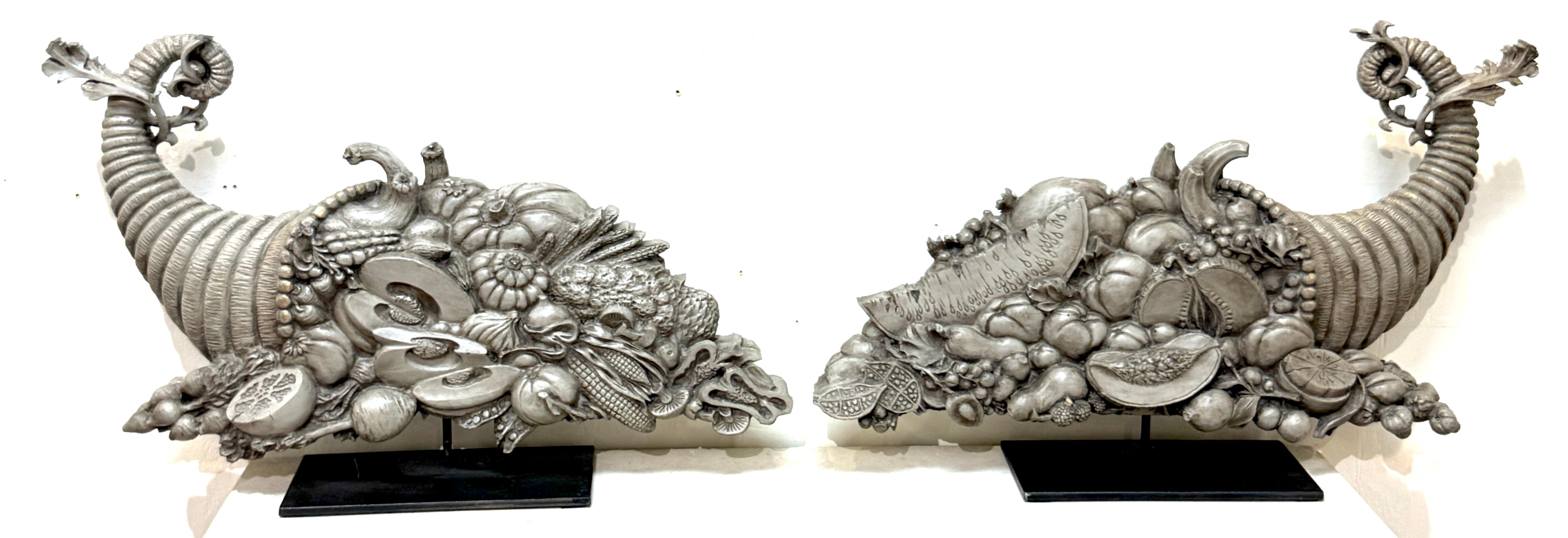 Paire de cornes d'abondance en bois sculpté et polychromé, 19e siècle en vente 4