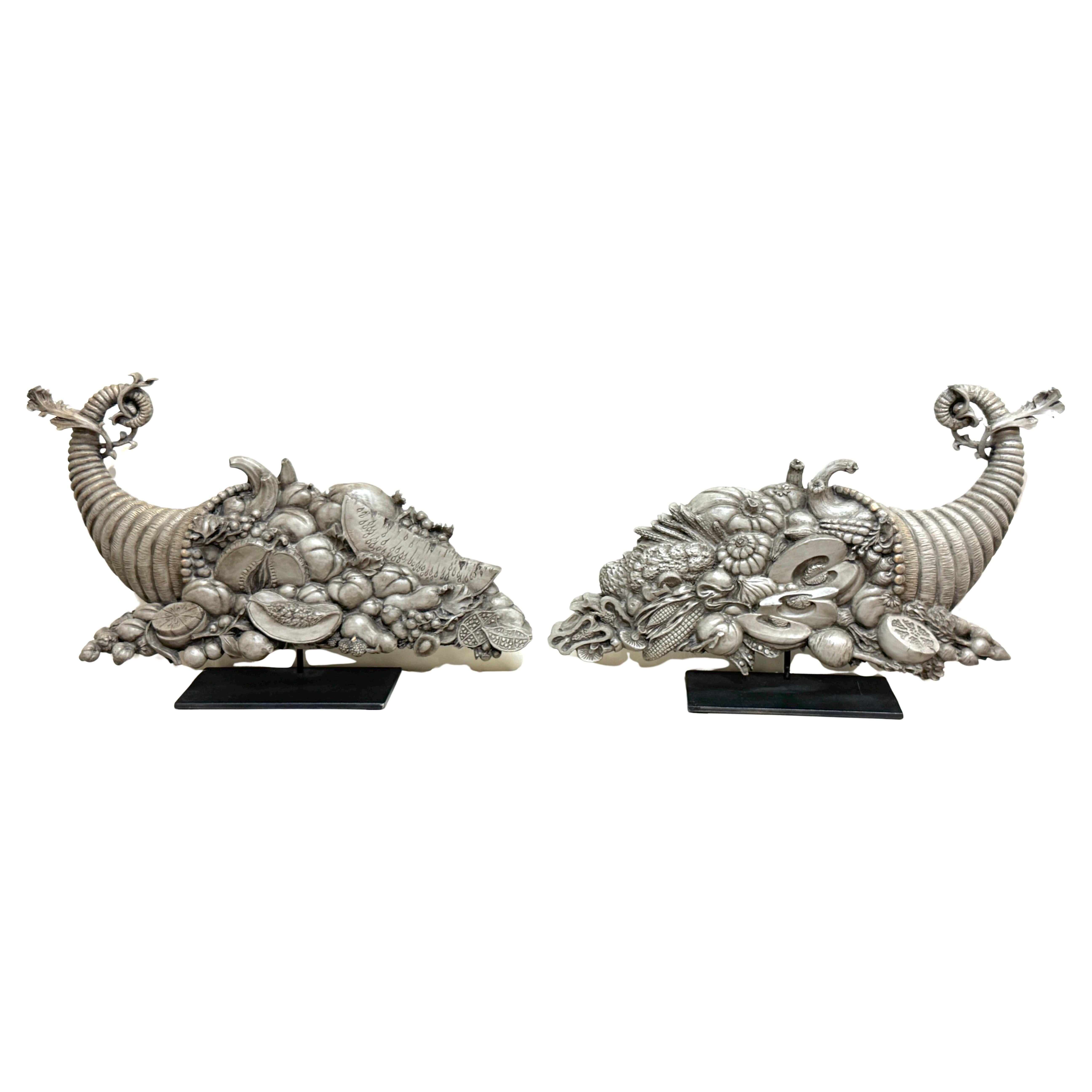 Paire de cornes d'abondance en bois sculpté et polychromé, 19e siècle en vente