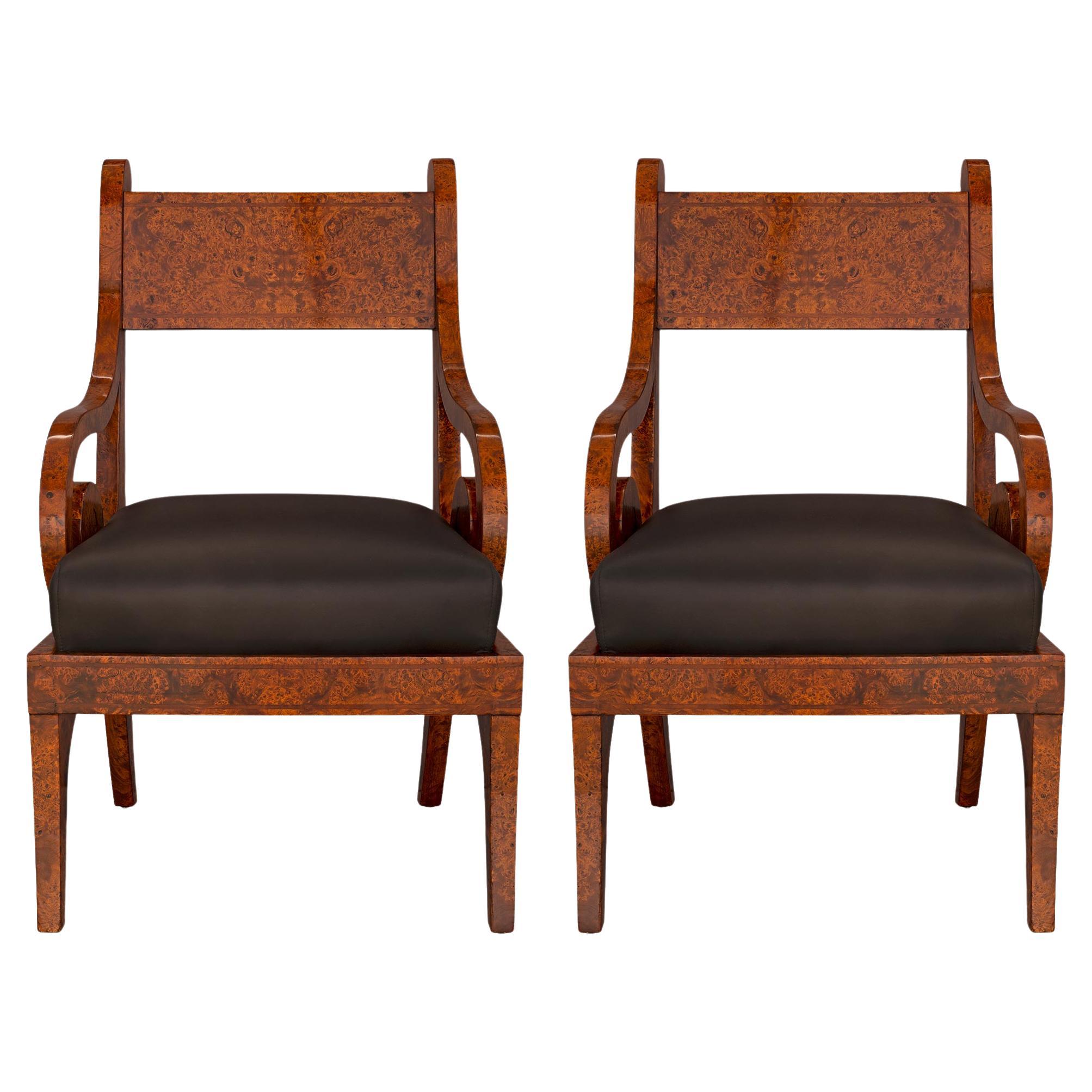 Paire de fauteuils continentaux néo-classiques en bois d'orme de ronce du début du XIXe siècle