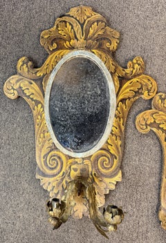Paire d'appliques continentales à deux lumières en étain, décorées de faux-finis et dorées, avec des plaques en miroir