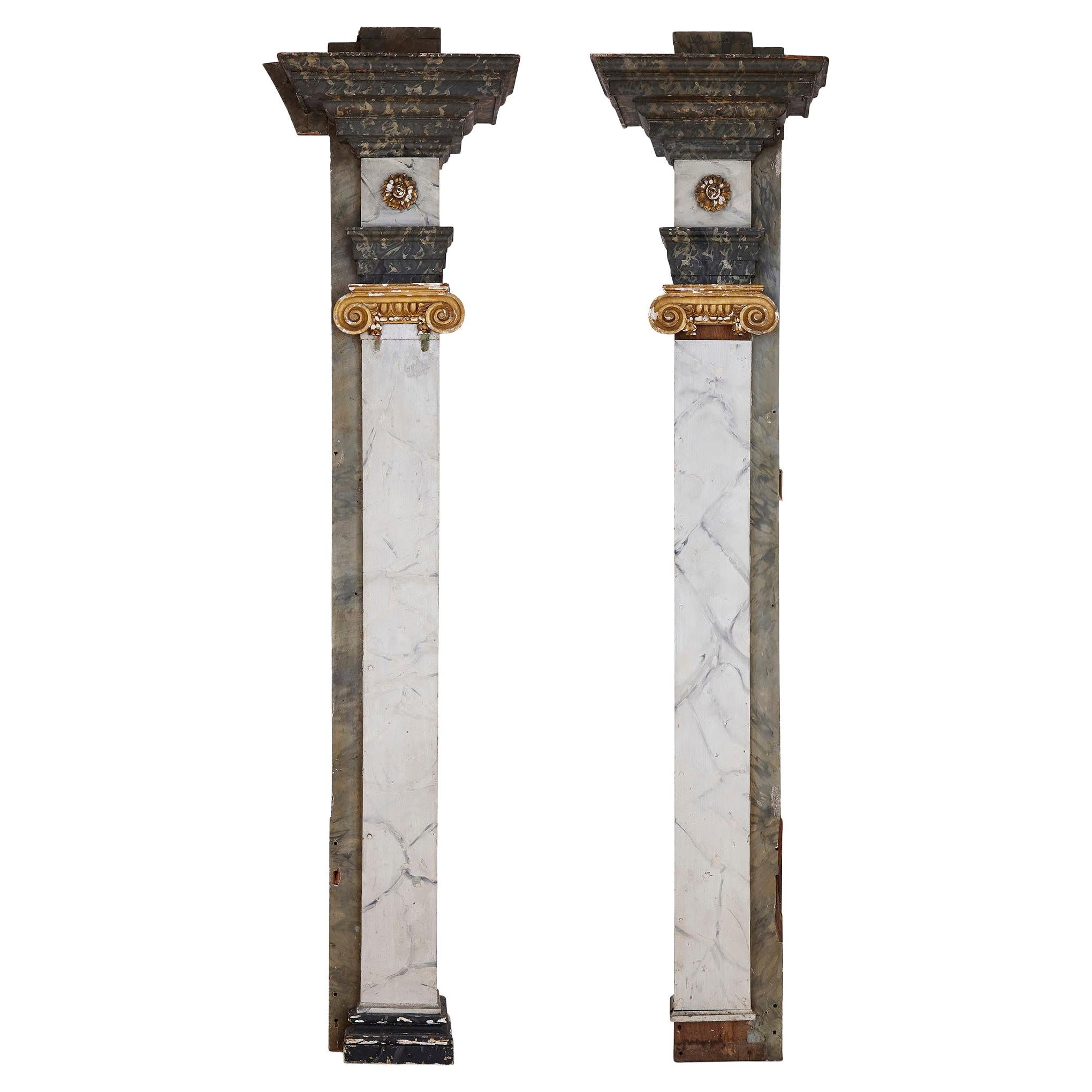 Paire de colonnes à pilastres continentales en bois et gesso