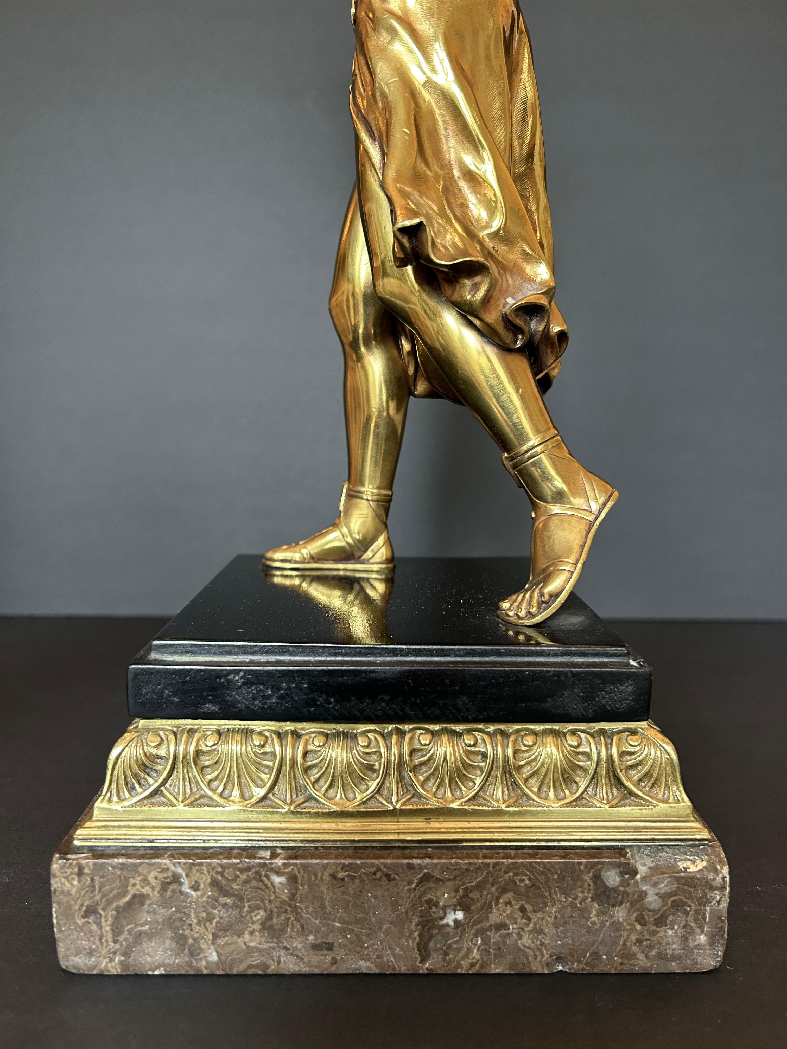 Paire de figures continentales en bronze doré en vente 2