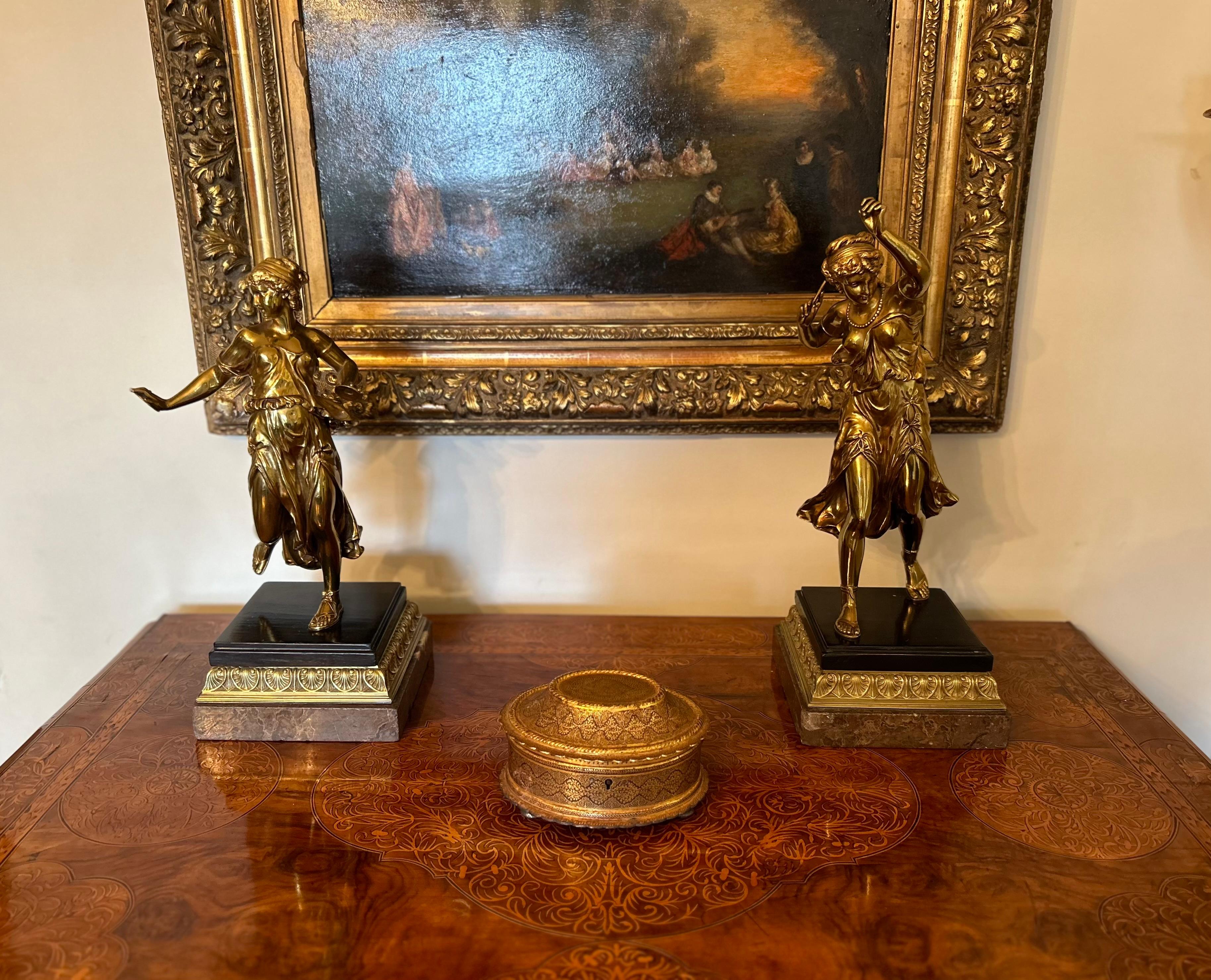 Paire de figures continentales en bronze doré en vente 4