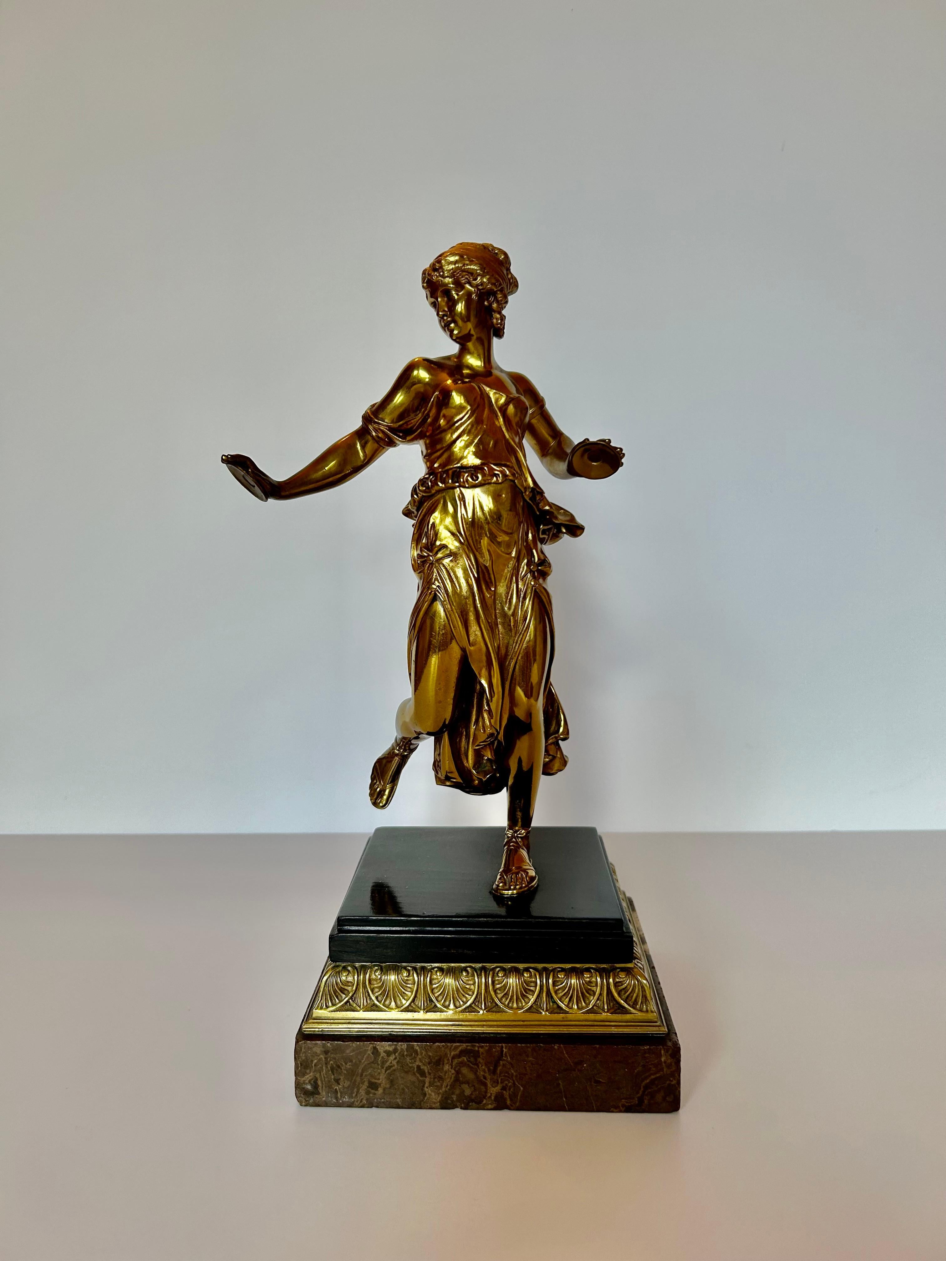 Paire de figures continentales en bronze doré en vente 9