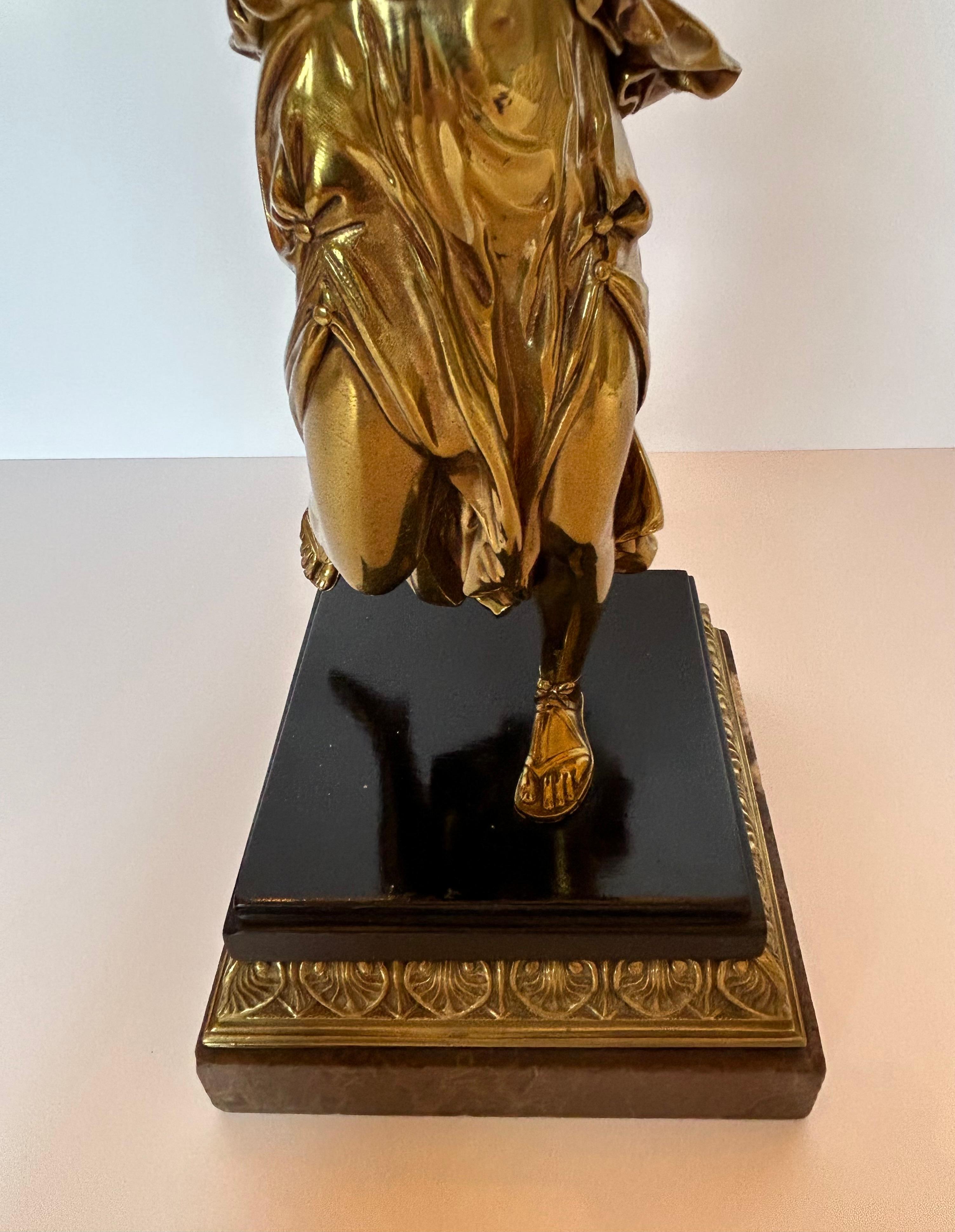 Paire de figures continentales en bronze doré en vente 10