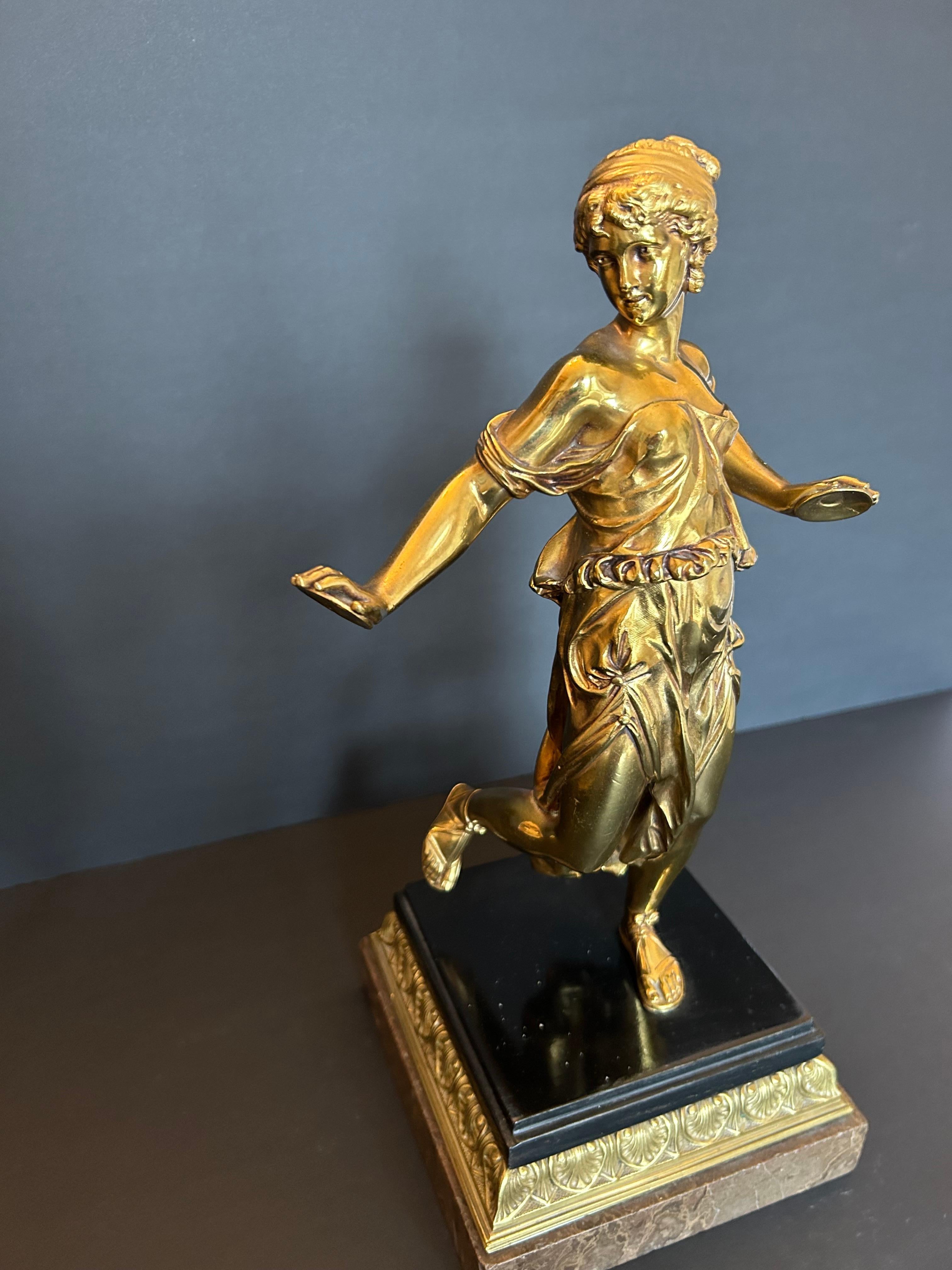 Doré Paire de figures continentales en bronze doré en vente
