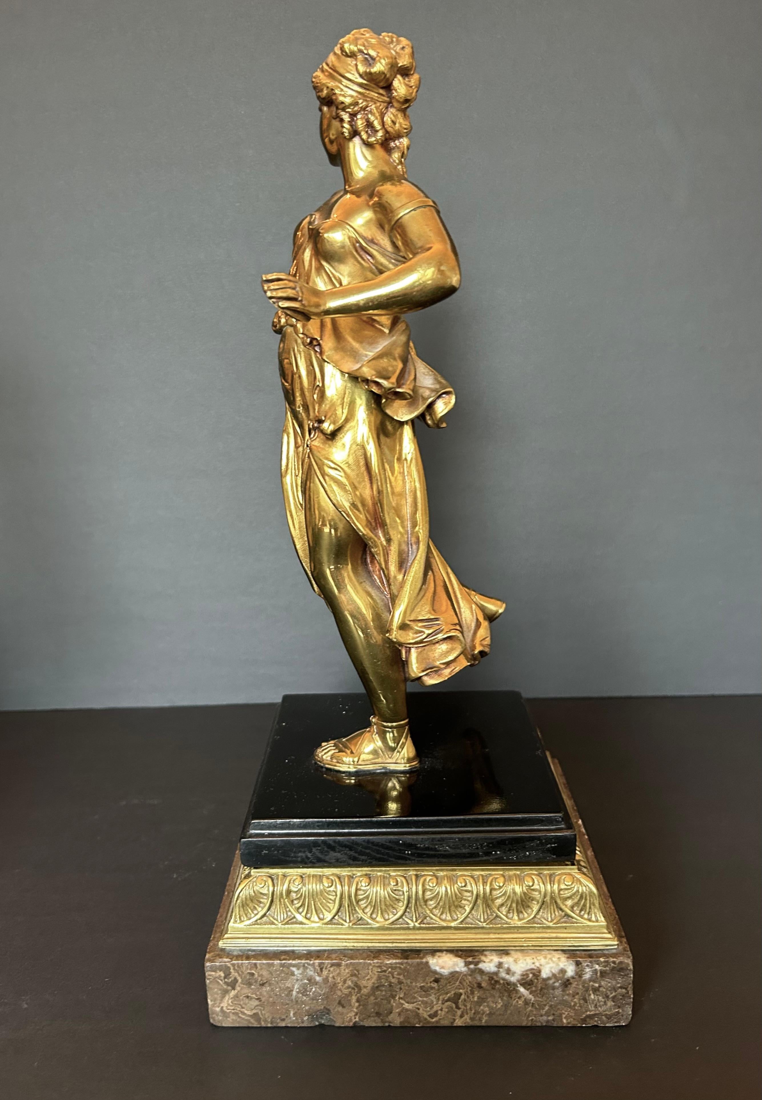 Paire de figures continentales en bronze doré en vente 1
