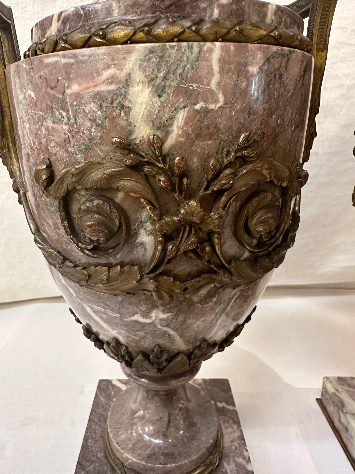 Il s'agit d'une belle paire d'urnes en marbre de Violette montées en bronze doré continental. 