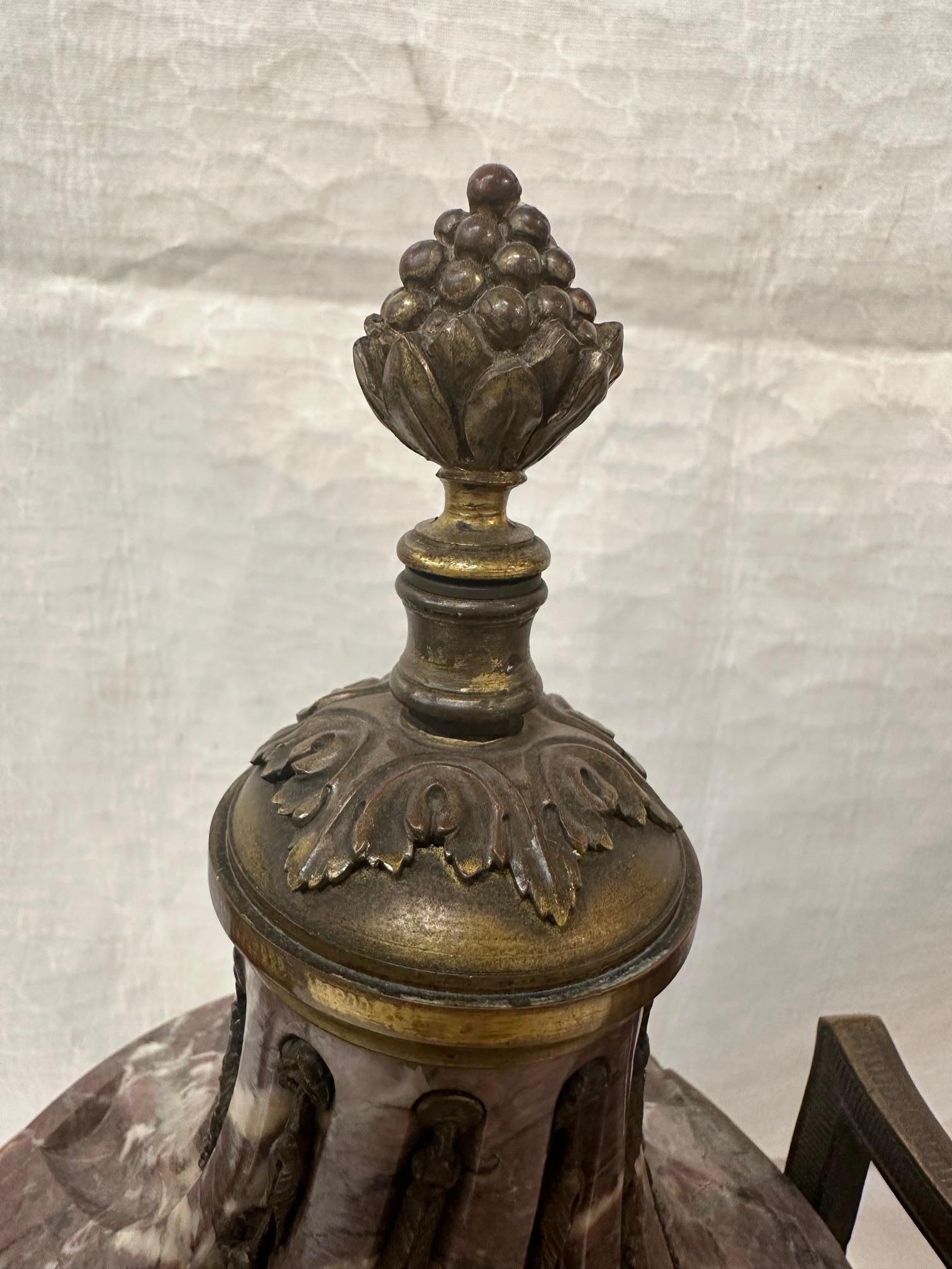 Paire d'urnes continentales en marbre montées sur bronze doré  en vente 1