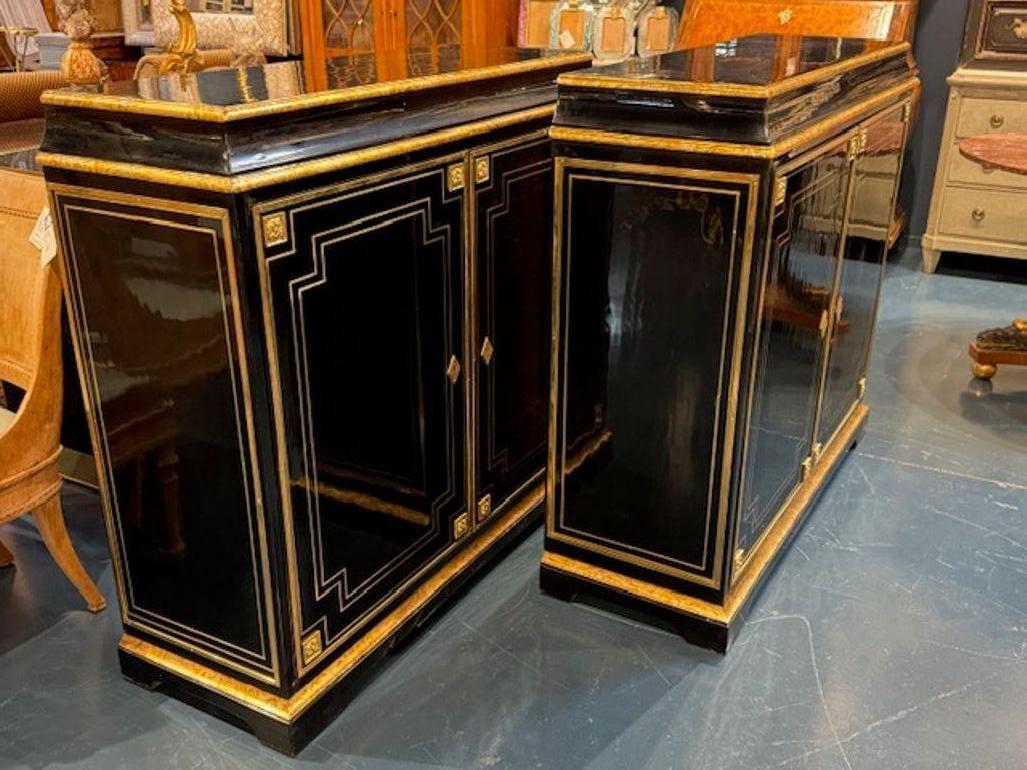 Questo prodotto è un'affascinante coppia di cassapanche continentali Luigi XVI laccate di nero con accenti in bronzo. Queste cassapanche hanno un design intricato con il  La laccatura nera aggiunge un tocco di raffinatezza, mentre gli accenti in