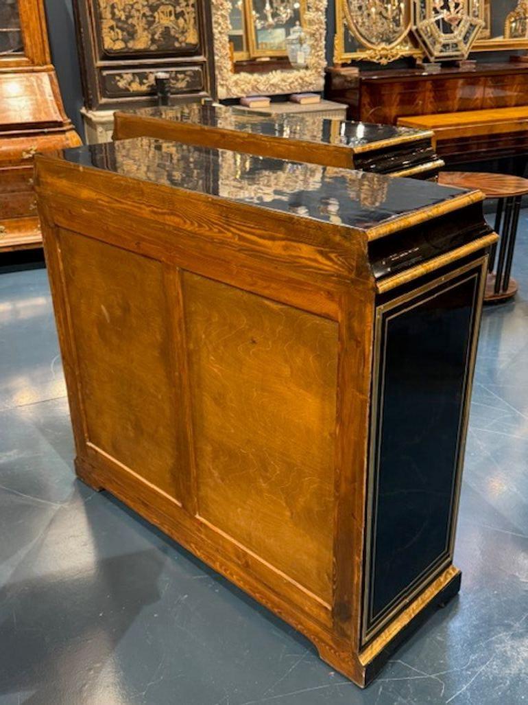 Pair of Continental Louis XVI Black Lacquered Chests with Bronze In condizioni buone in vendita a Dallas, TX