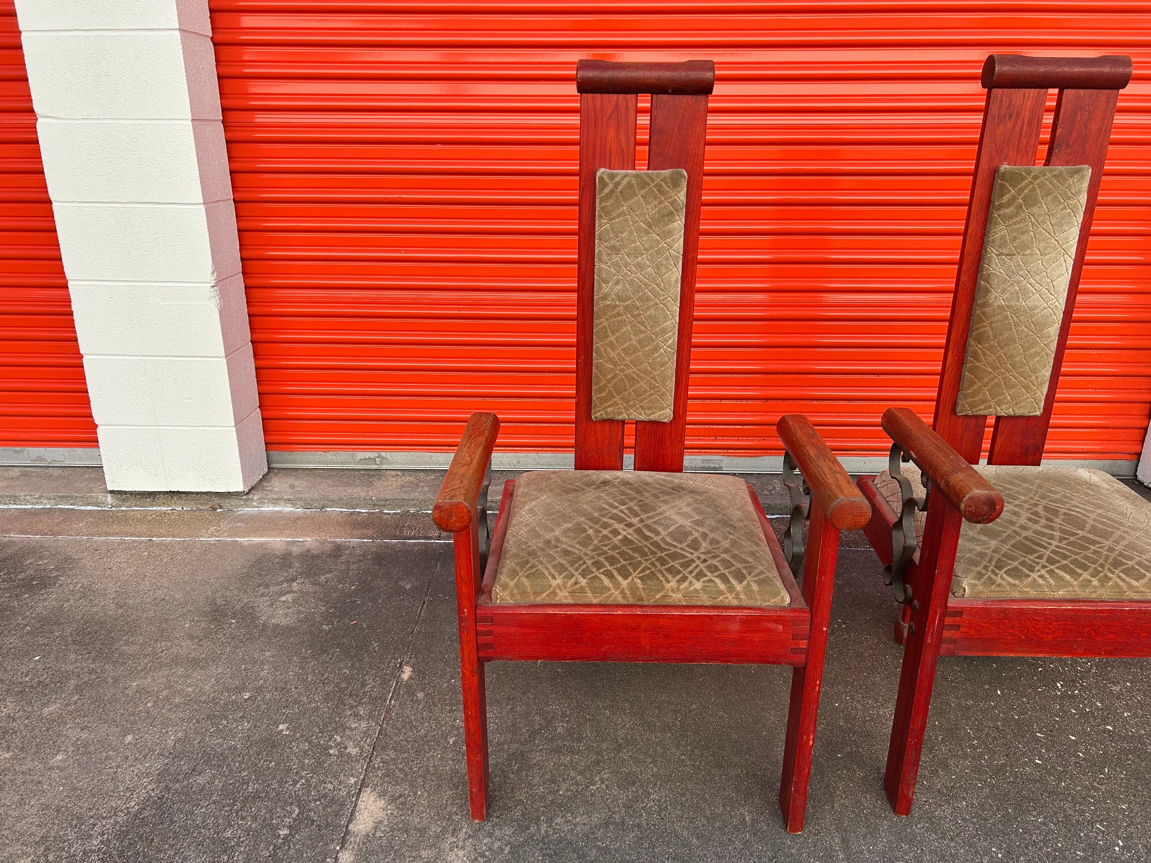 Coppia di sedie moderniste continentali.
In offerta c'è un'ottima coppia di sedie moderniste continentali, sedie laterali o sedie da pranzo.
Queste sedie sono dipinte in una splendida tonalità di rosso, con inserti in ferro battuto e vetro