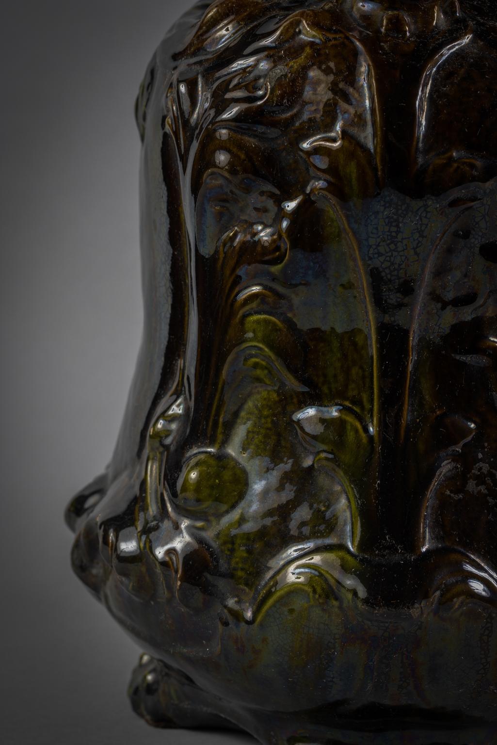 Coppia di vasi coperti in ceramica screziata verde continentale, circa 1880 In condizioni buone in vendita a New York, NY