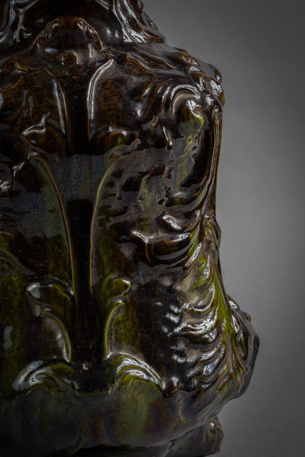 Fine XIX secolo Coppia di vasi coperti in ceramica screziata verde continentale, circa 1880 in vendita