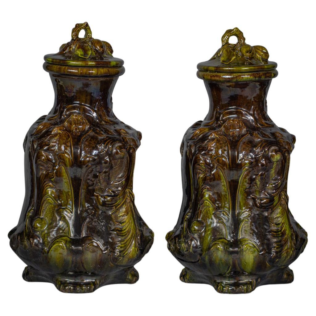 Paar kontinental gesprenkelte, grün glasierte Vasen aus Keramik mit Deckel, um 1880